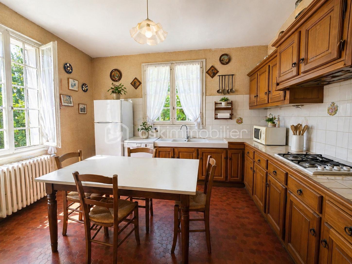 Cuisine rustique chaleureuse et ensoleillée.png