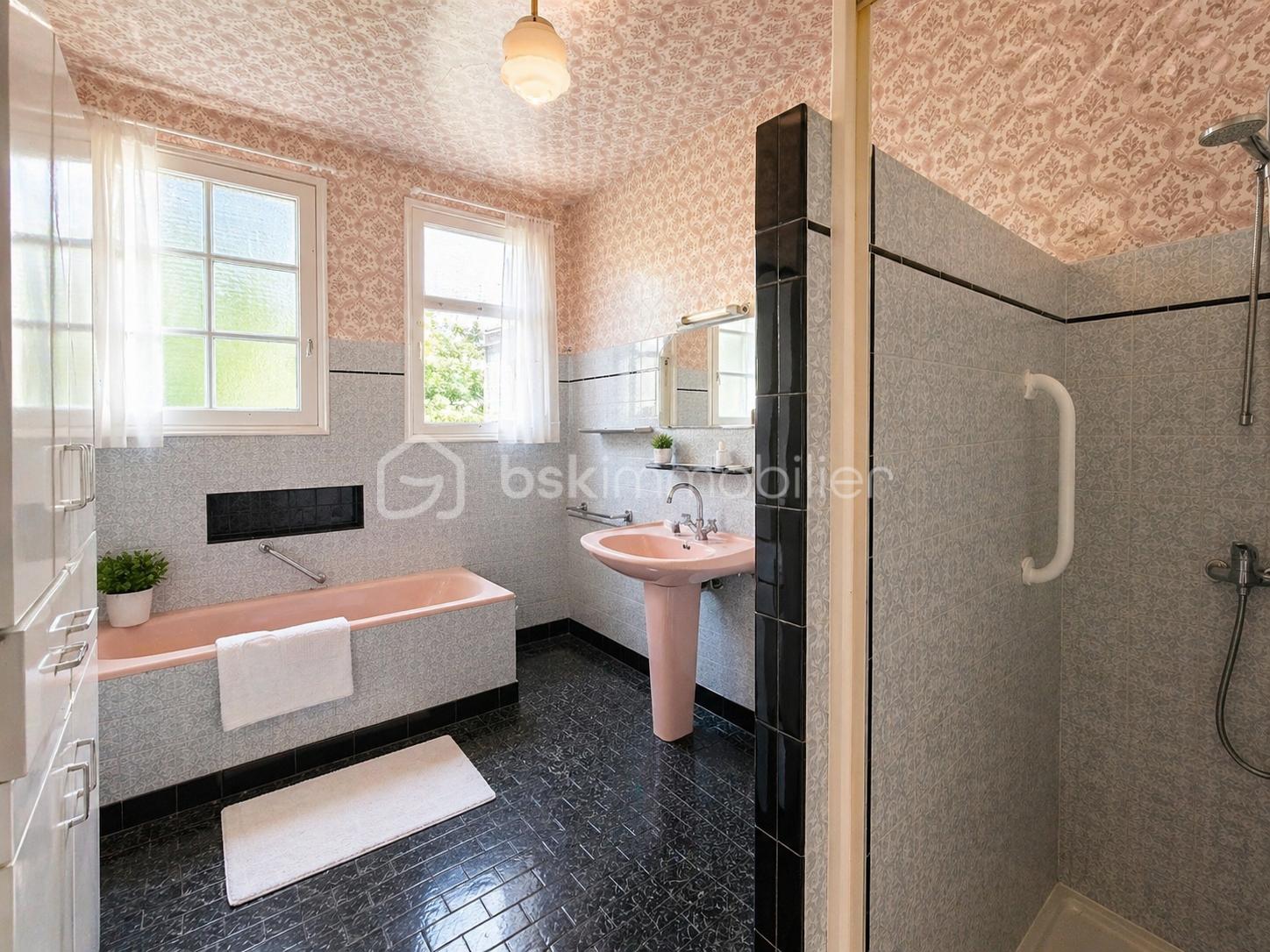 Salle de bain rétro lumineuse et soignée (1).png