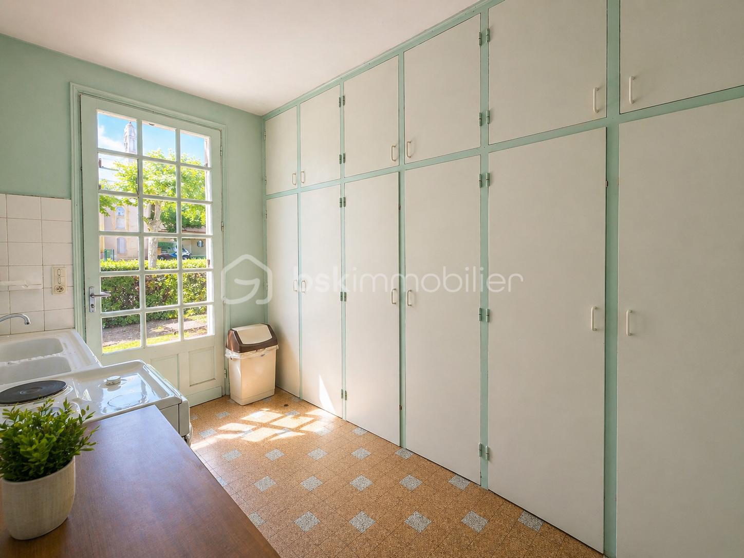 Cuisine lumineuse et rétro avec jardin.png