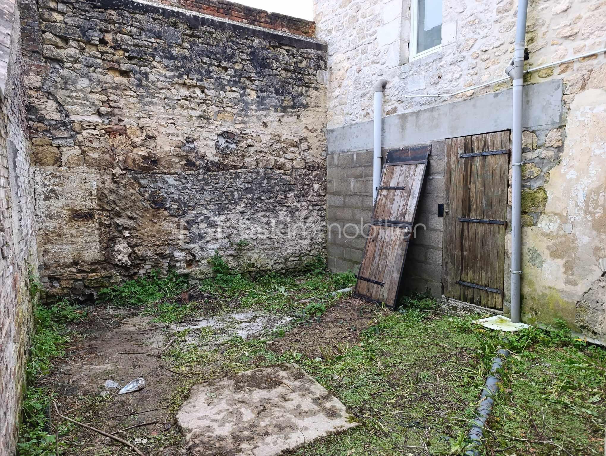 Immeuble de 100 m² - 462638961_1220211829062738_7434714215208068776_n.jpg