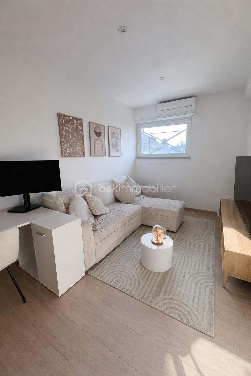 Salon moderne et lumineux minimaliste.png