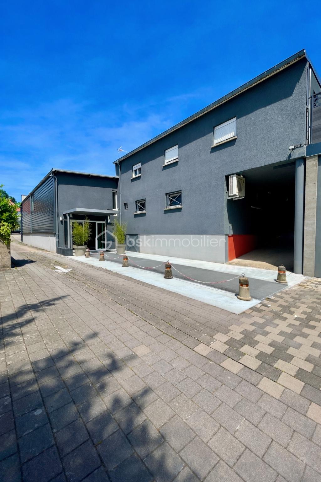 Allée moderne et bâtiments minimalistes.png