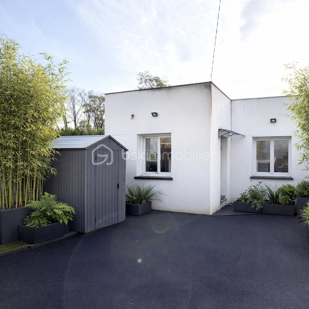 Terrasse moderne et verte ensoleillée.png