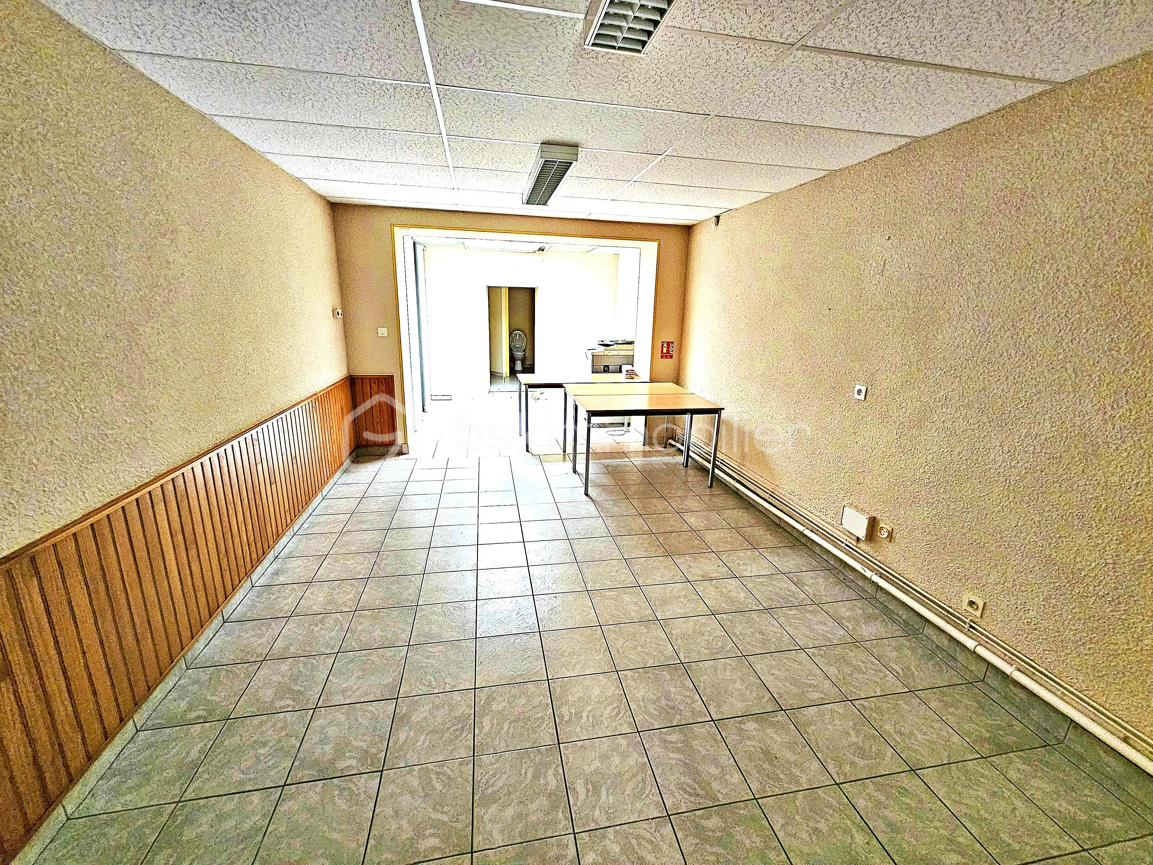 Local d activites de 106 m² - Pdv.jpg