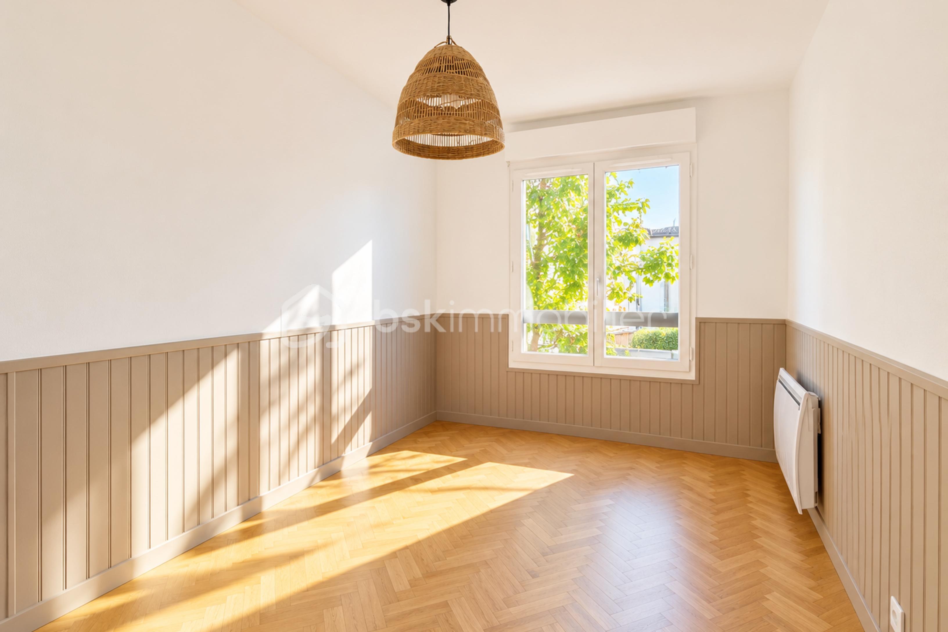 resize_Chambre minimaliste baignée de soleil.png