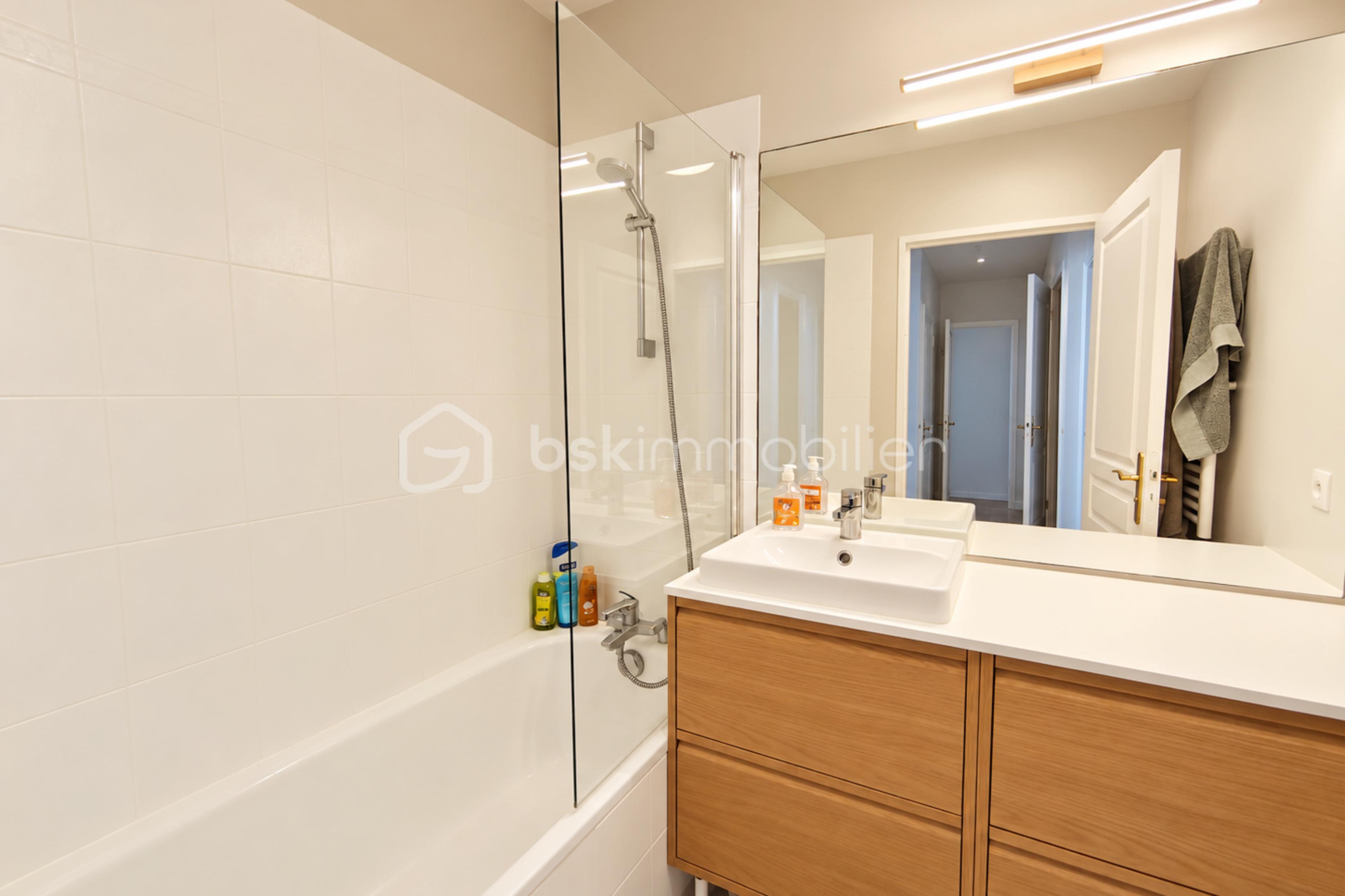 resize_Salle de bains moderne et chaleureuse.png