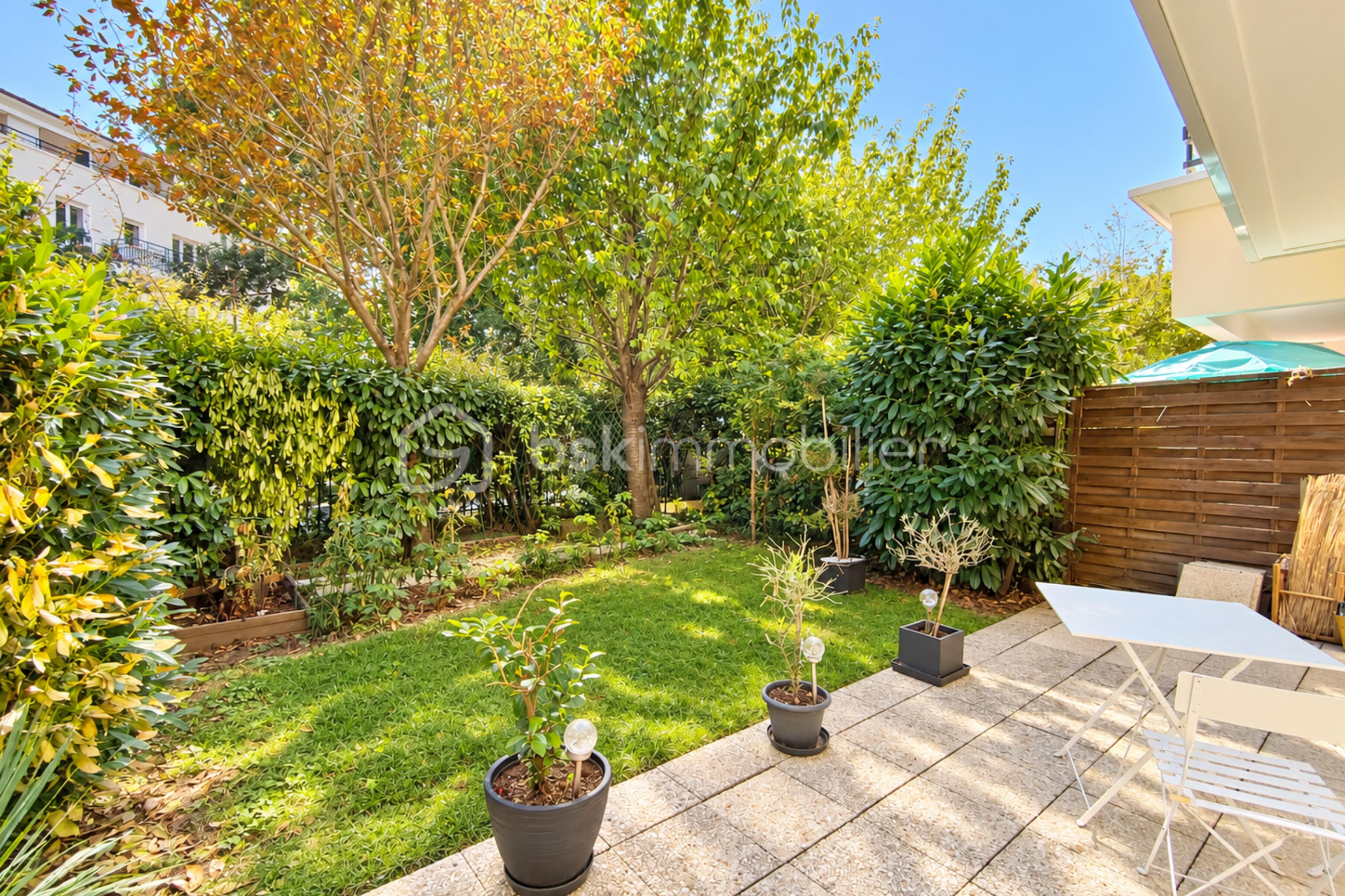 resize_Terrasse ensoleillée sur jardin luxuriant.png