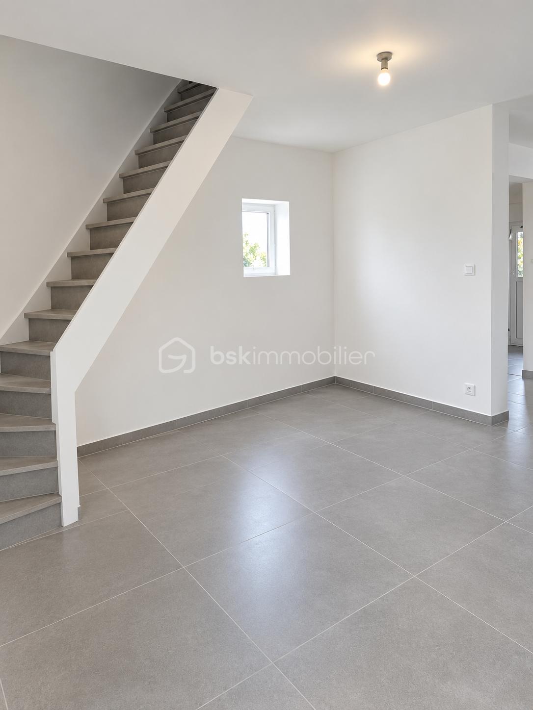 Intérieur minimaliste rénové avec escalier décoré.png
