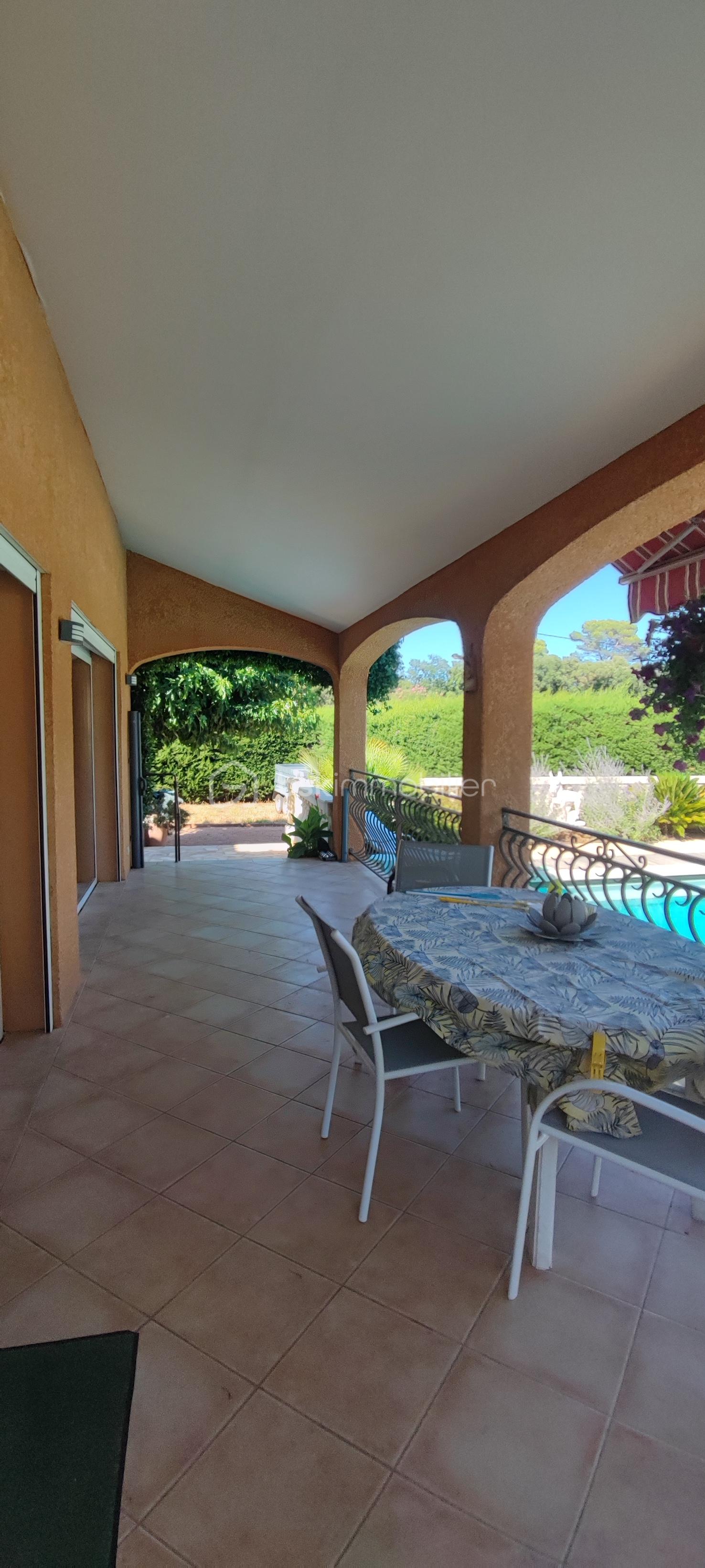 Demeure de 160 m² - Dagubert terr couverte Arr.jpg