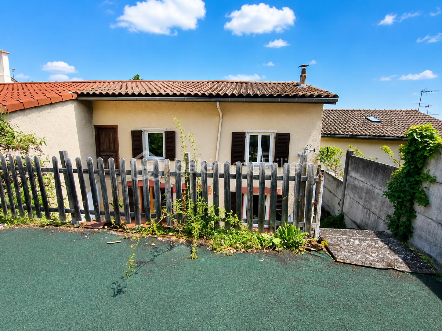 Maison vu du haut de la cour.png