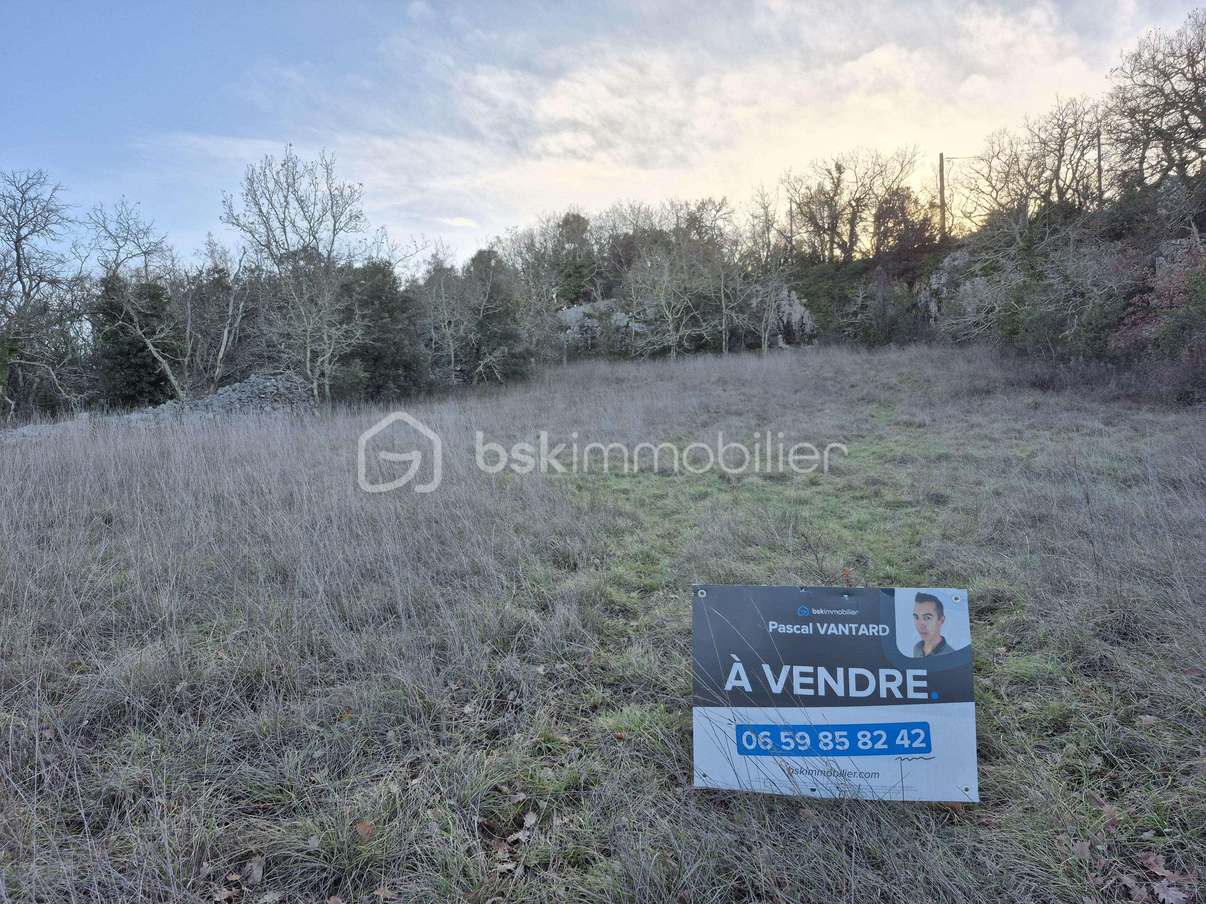 Terrain de 2 100 m²
