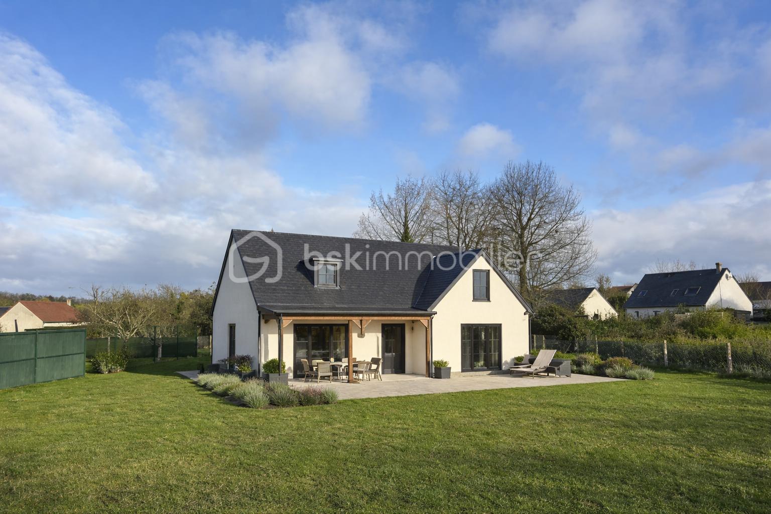 Maison traditionnelle dans un jardin verdoyant.png