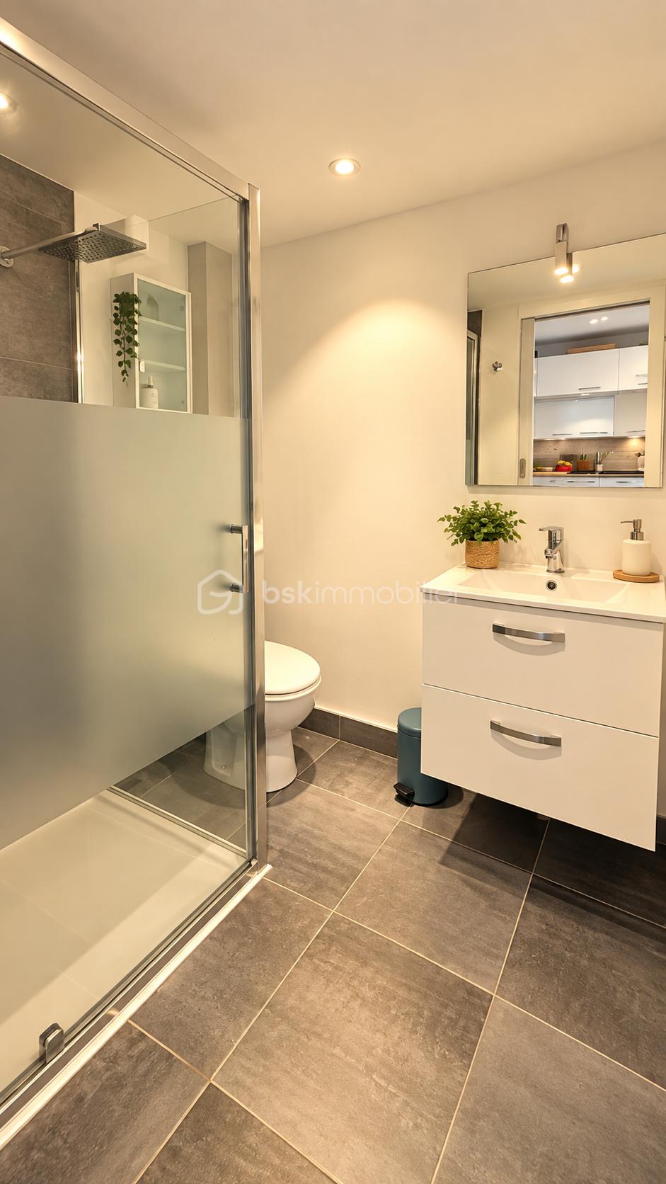 Salle de bain contemporaine chaleureuse et épurée.png