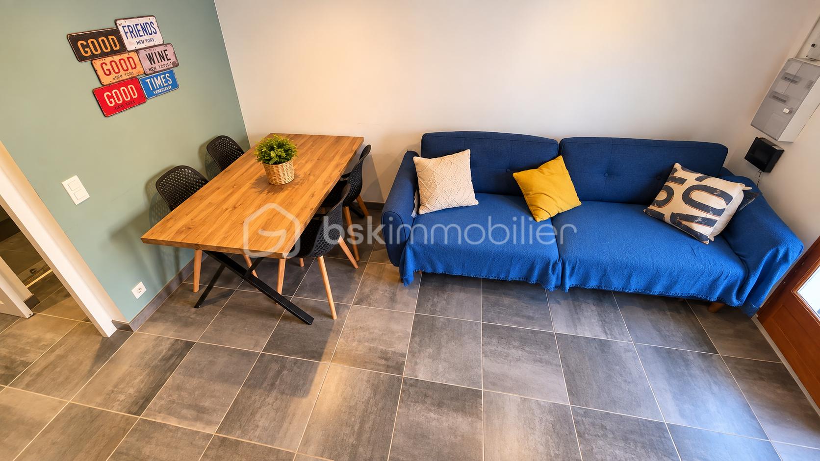 Coin repas scandinave avec canapé bleu.png