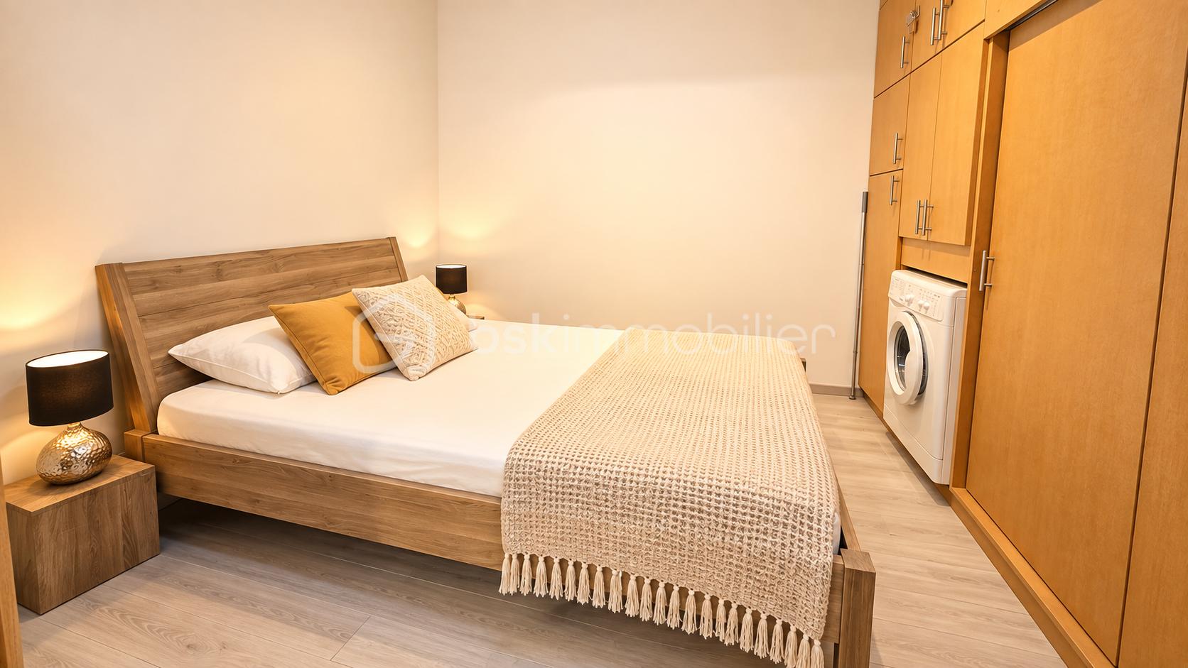 Chambre chaleureuse avec rangements intégrés.png