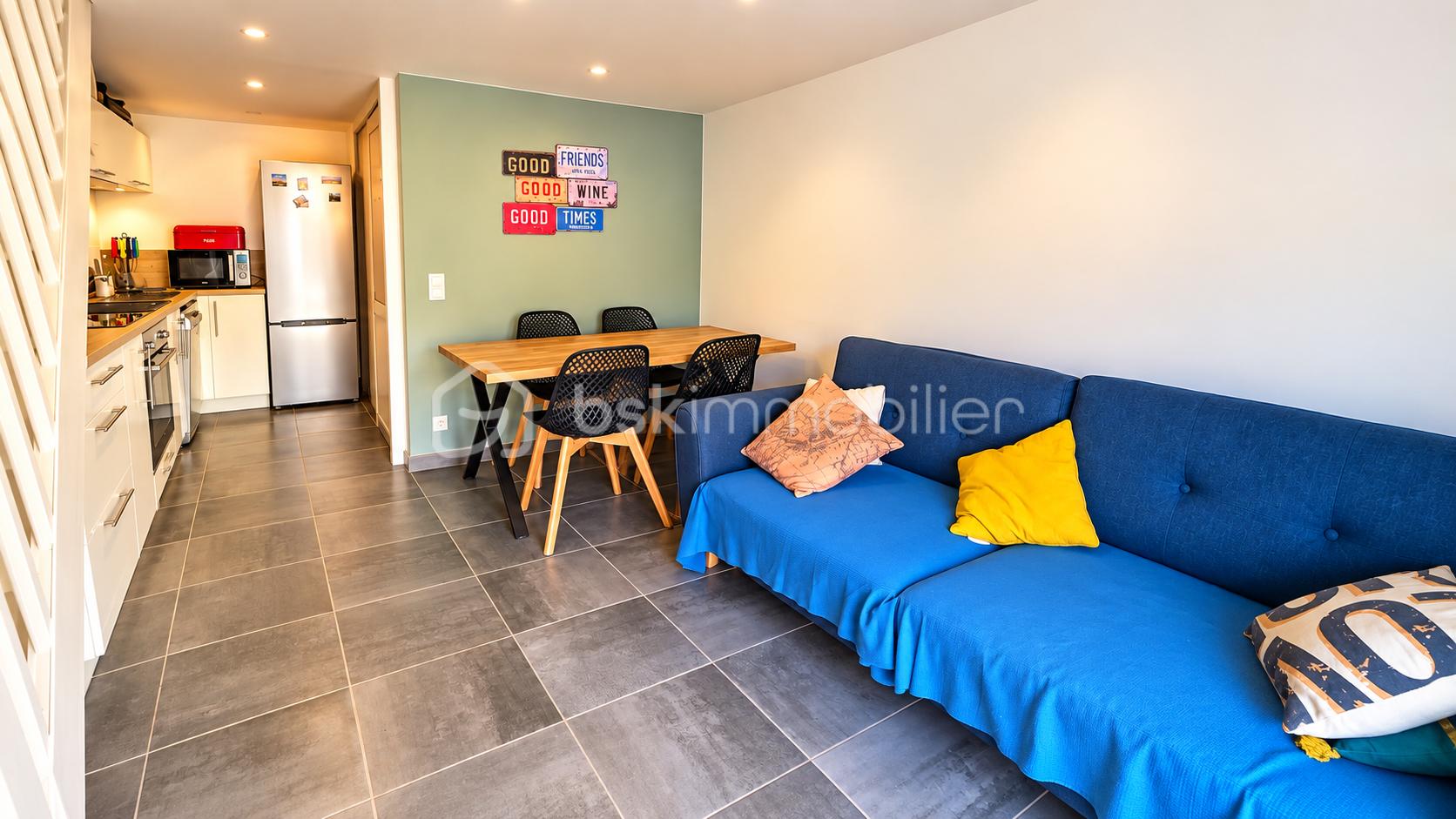 Séjour moderne avec cuisine et salle à manger.png