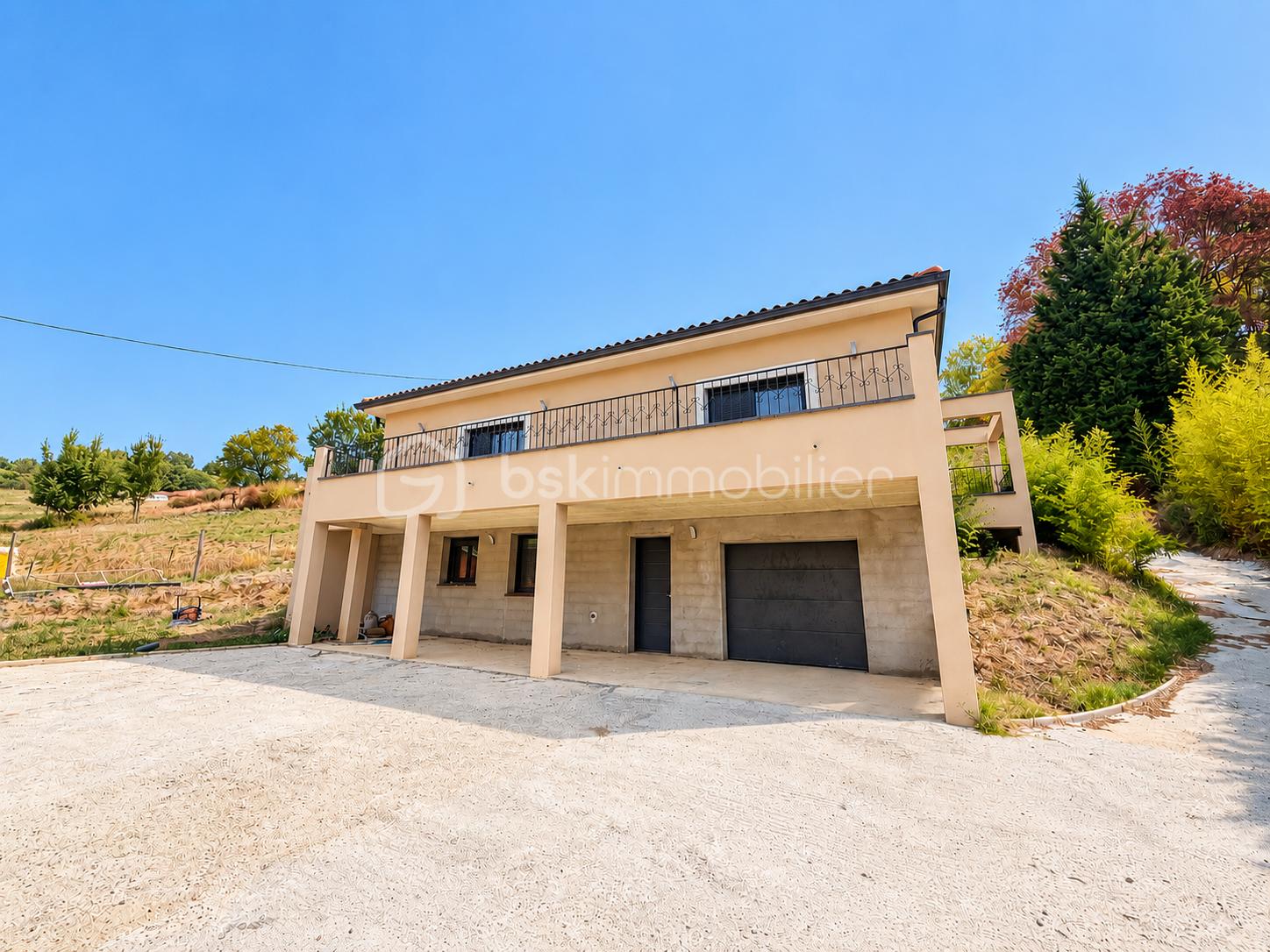 Maison moderne avec terrasse fleurie.png