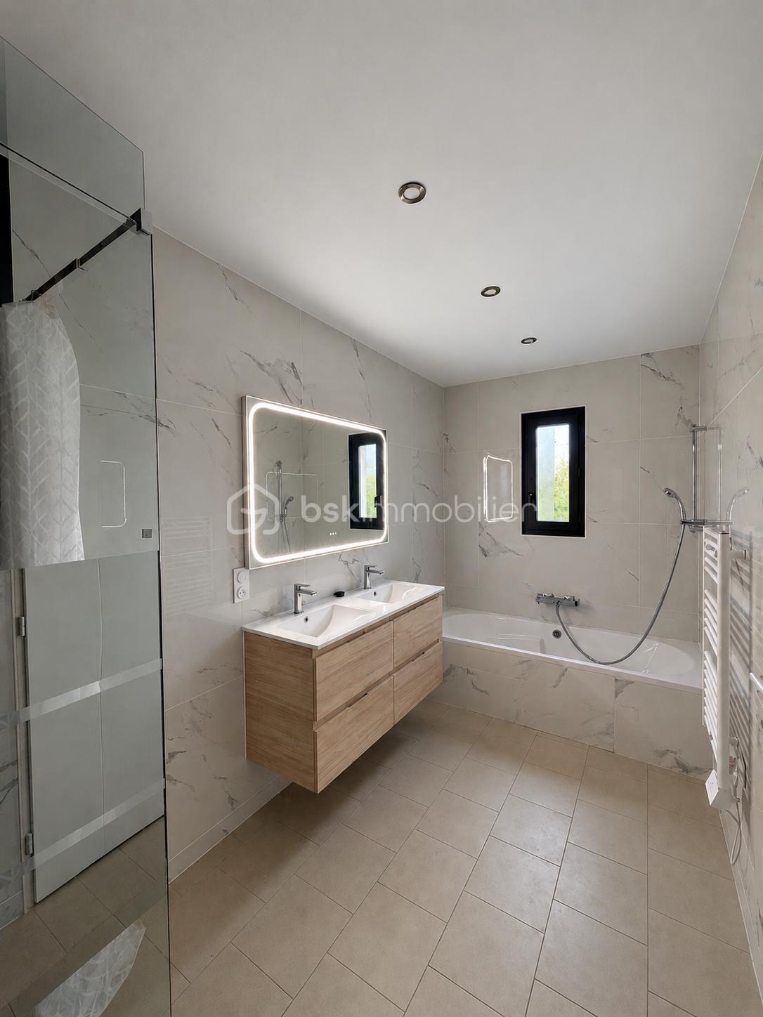 Salle de bains moderne en marbre pâle.png