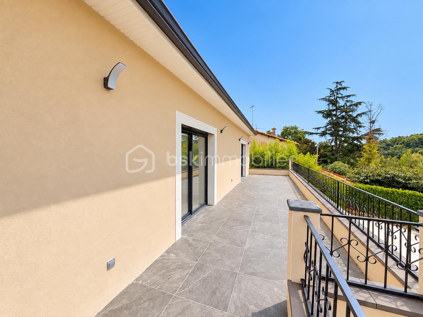 Terrasse moderne sous ciel bleu.png
