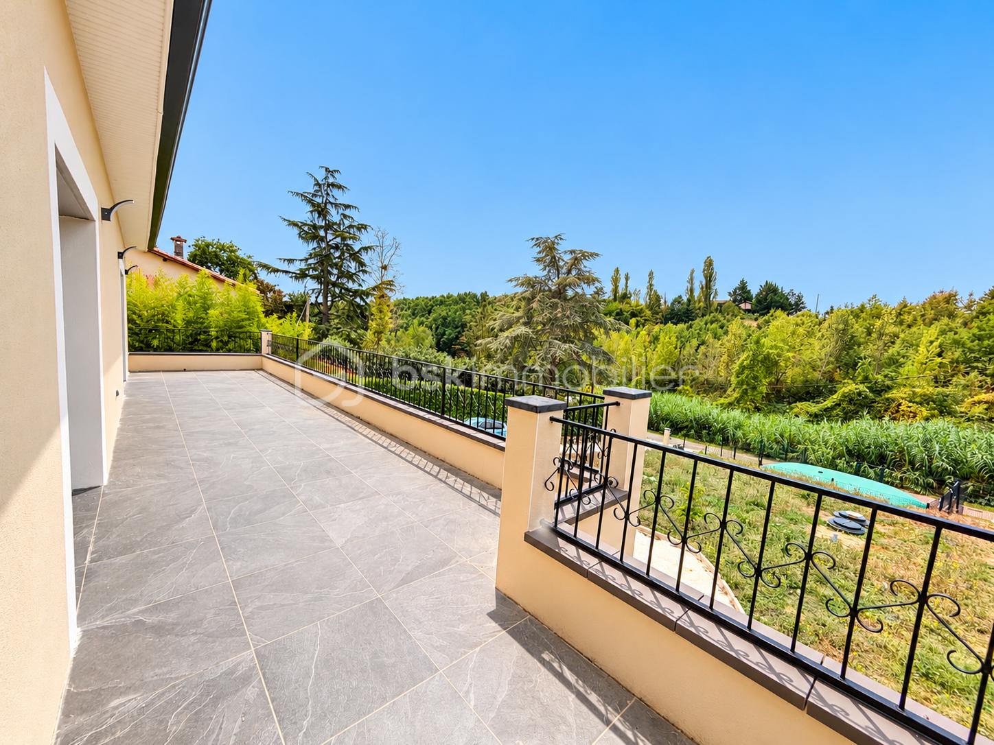 Terrasse moderne avec vue verdoyante.png