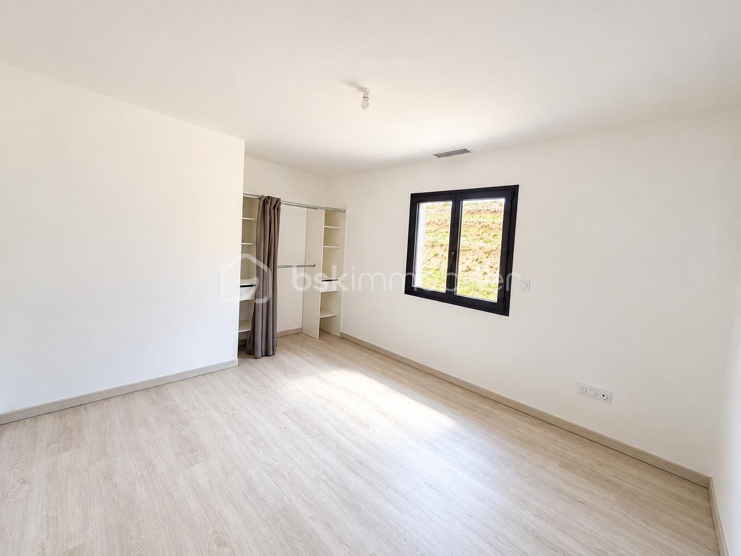 Chambre moderne baignée de lumière naturelle.png