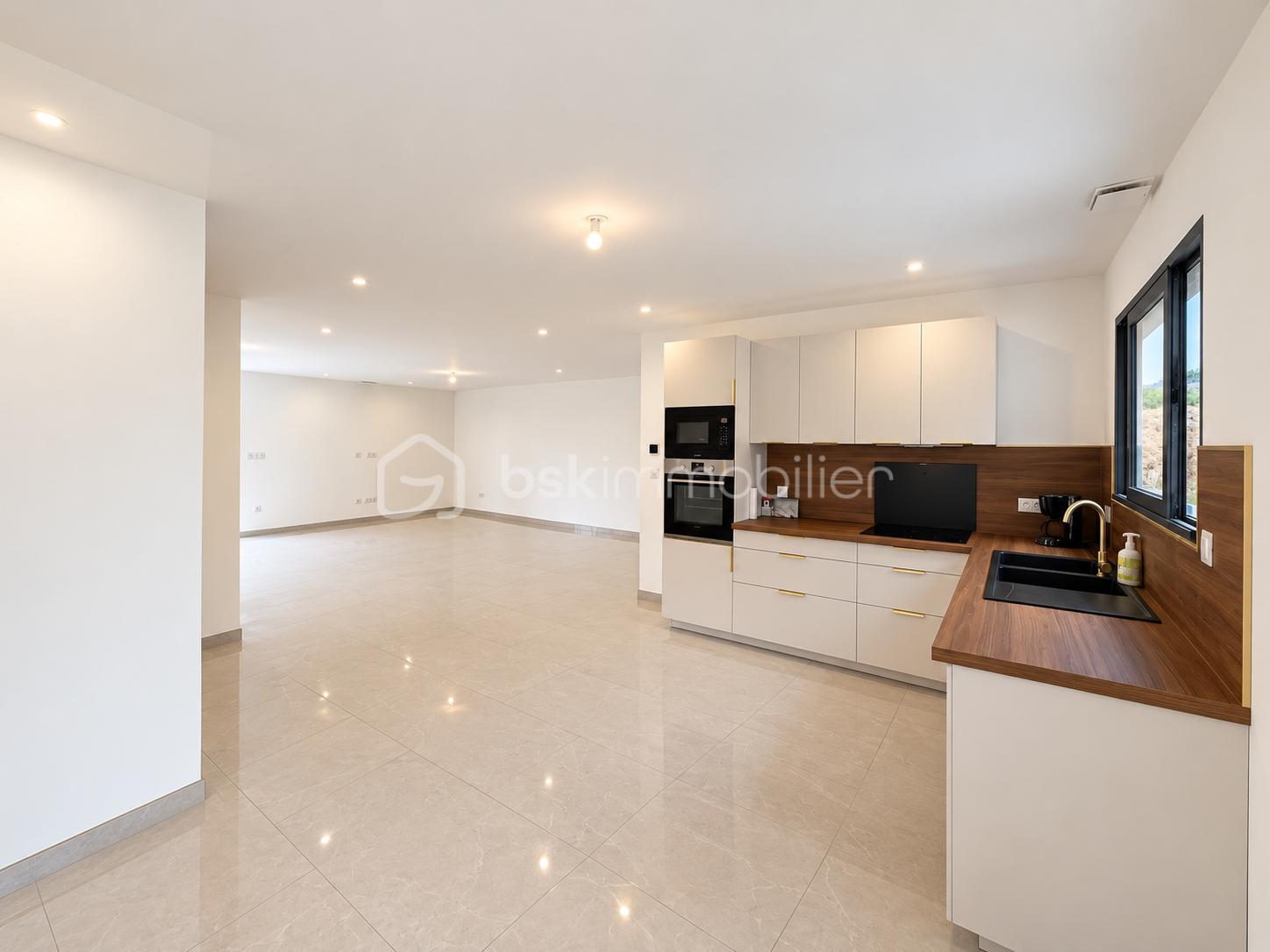 Intérieur moderne avec cuisine ouverte lumineuse.png