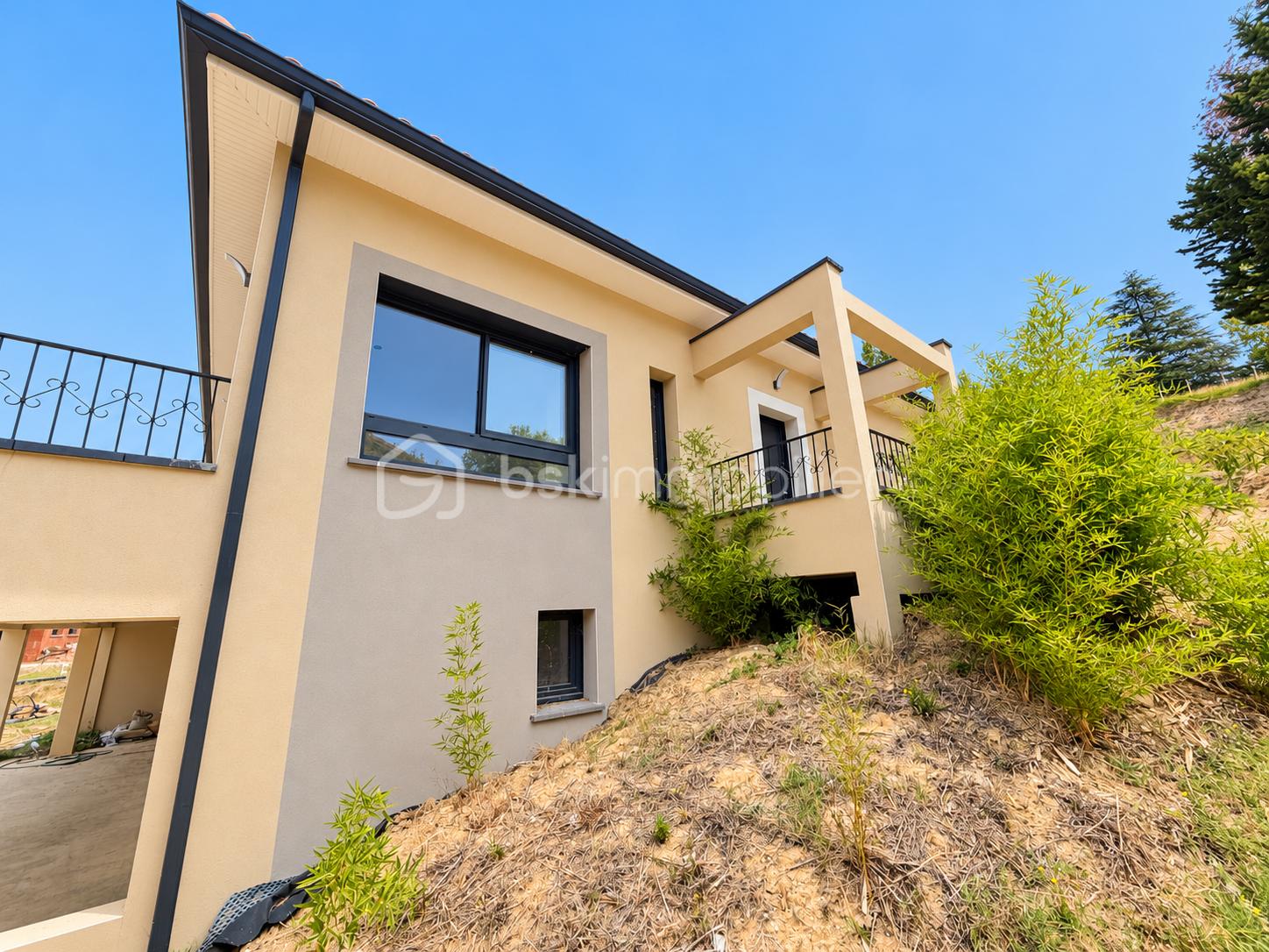 Maison moderne sur colline ensoleillée.png