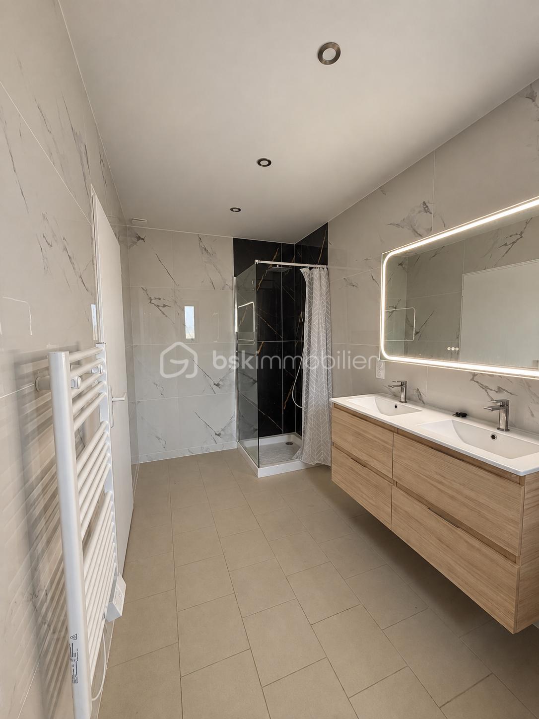 Salle de bains moderne avec douche et vanité bois.png