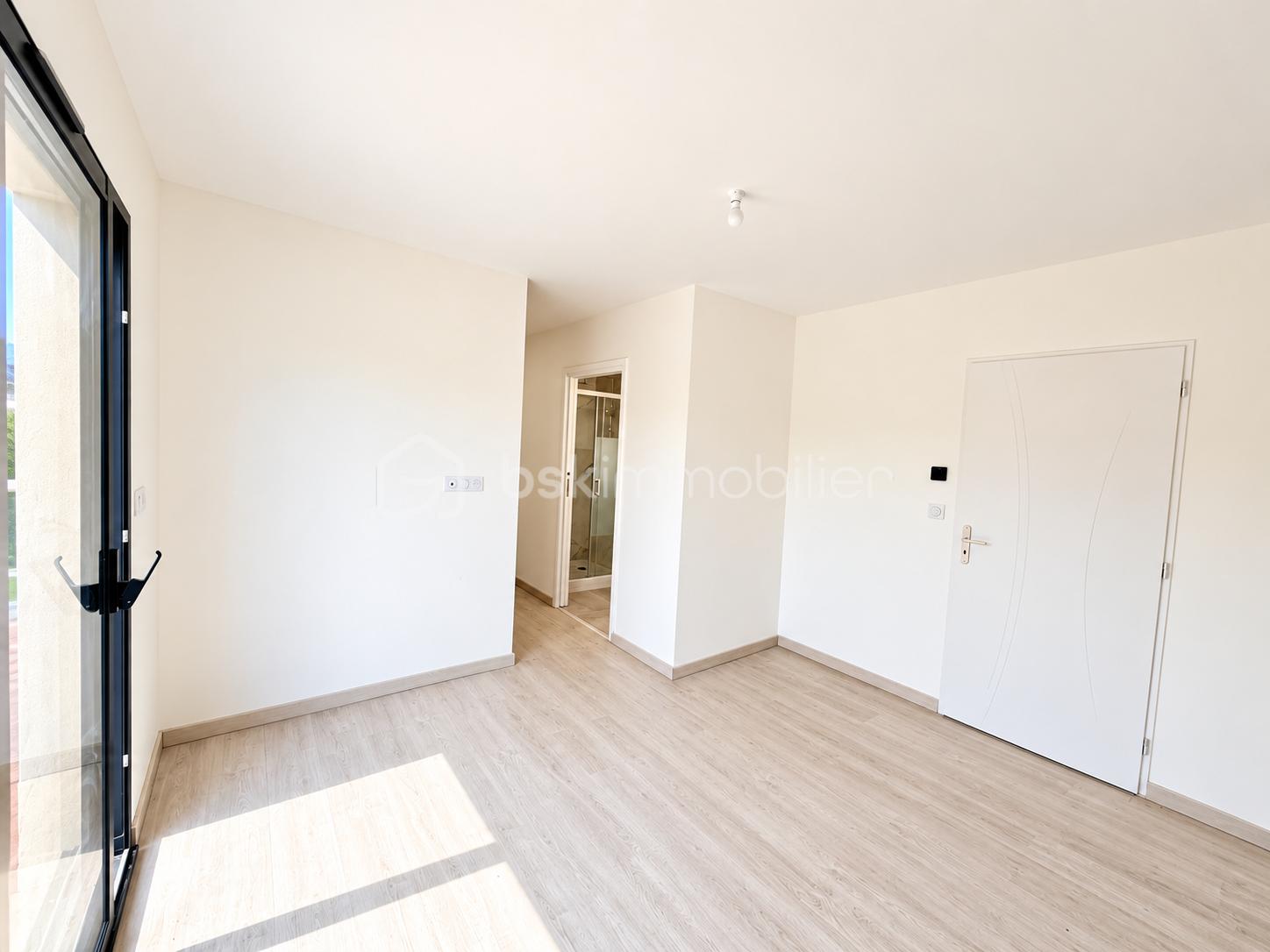 Intérieur scandinave baigné de lumière.png