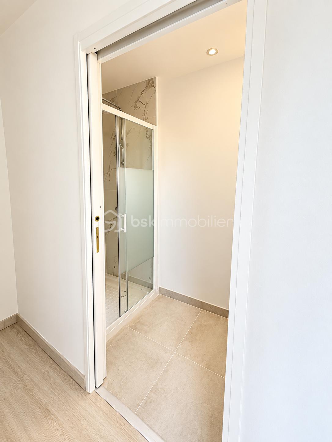 Salle de bain moderne en tons neutres.png