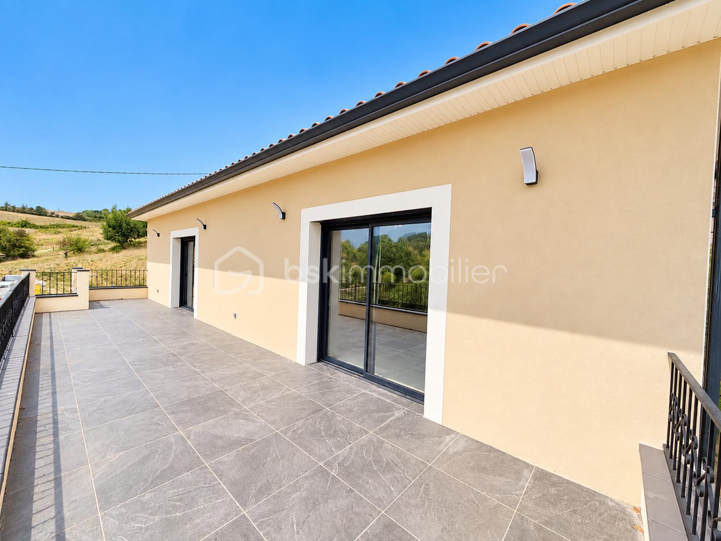 Terrasse moderne baignée de soleil.png