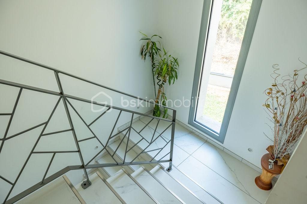 Maison Beaucroissant La croix de la main descente d'escalier.jpg