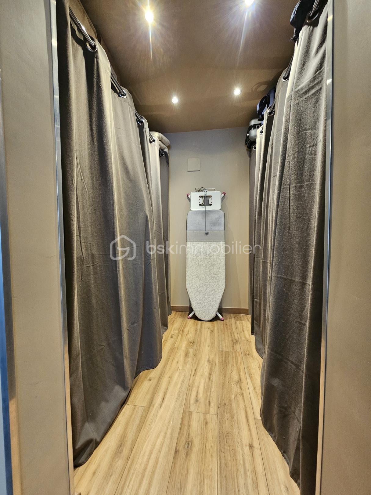 Maison traditionnelle de 160 m² - dressing chbre.jpg