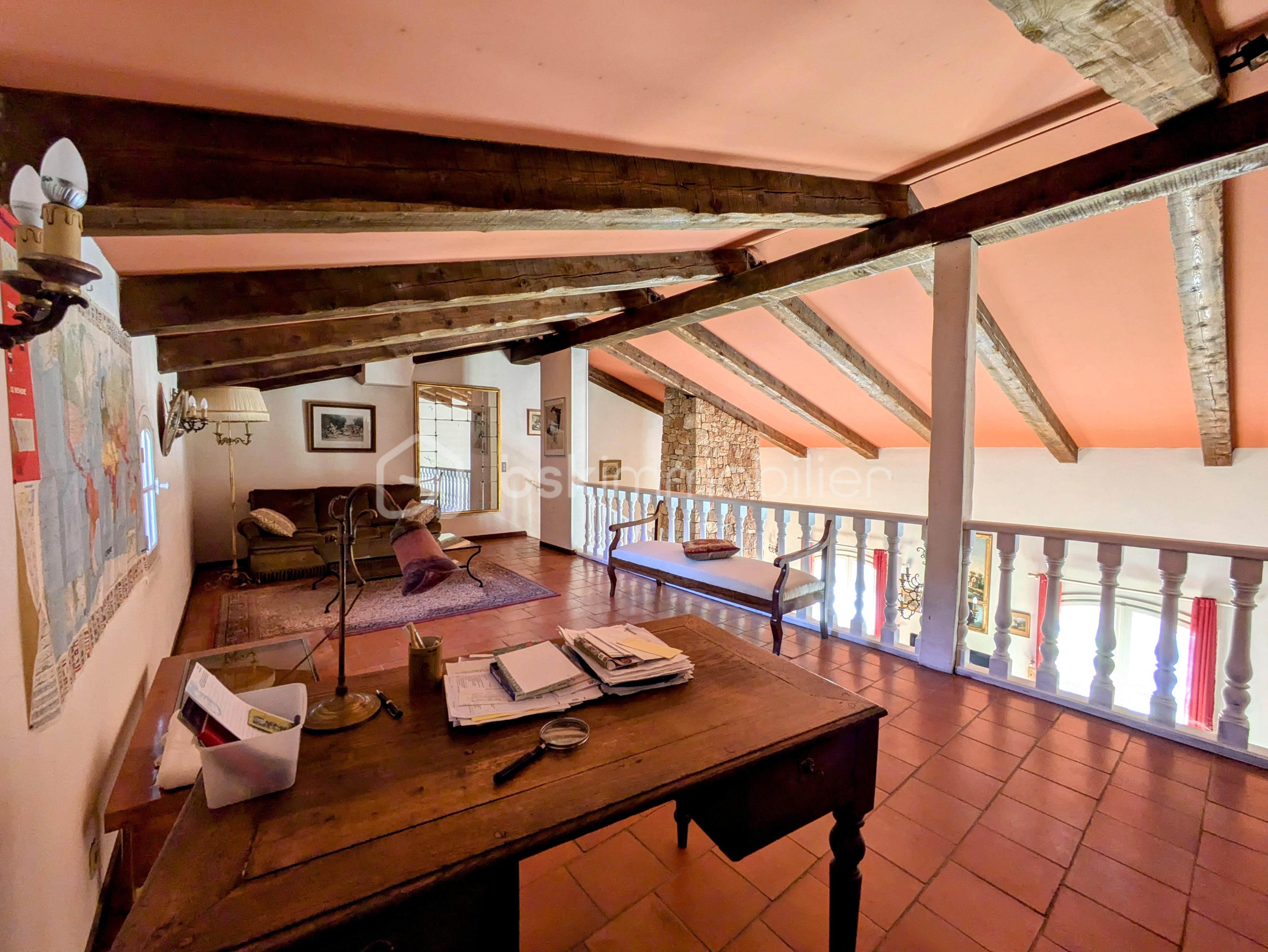 Maison d architecte de 208 m² - PXL_20241010_103809165.RAW-01.COVER~2.jpg