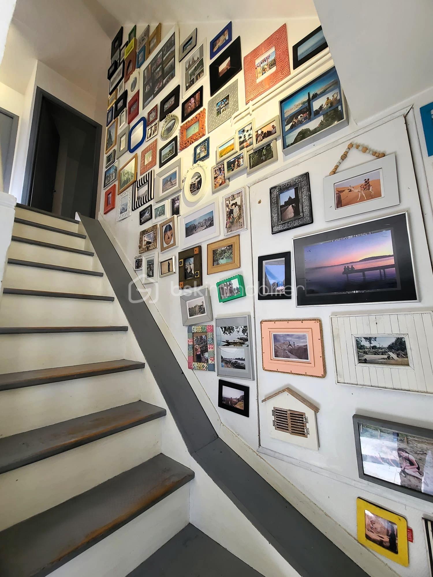 Escalier et rangement dans mur.jpeg