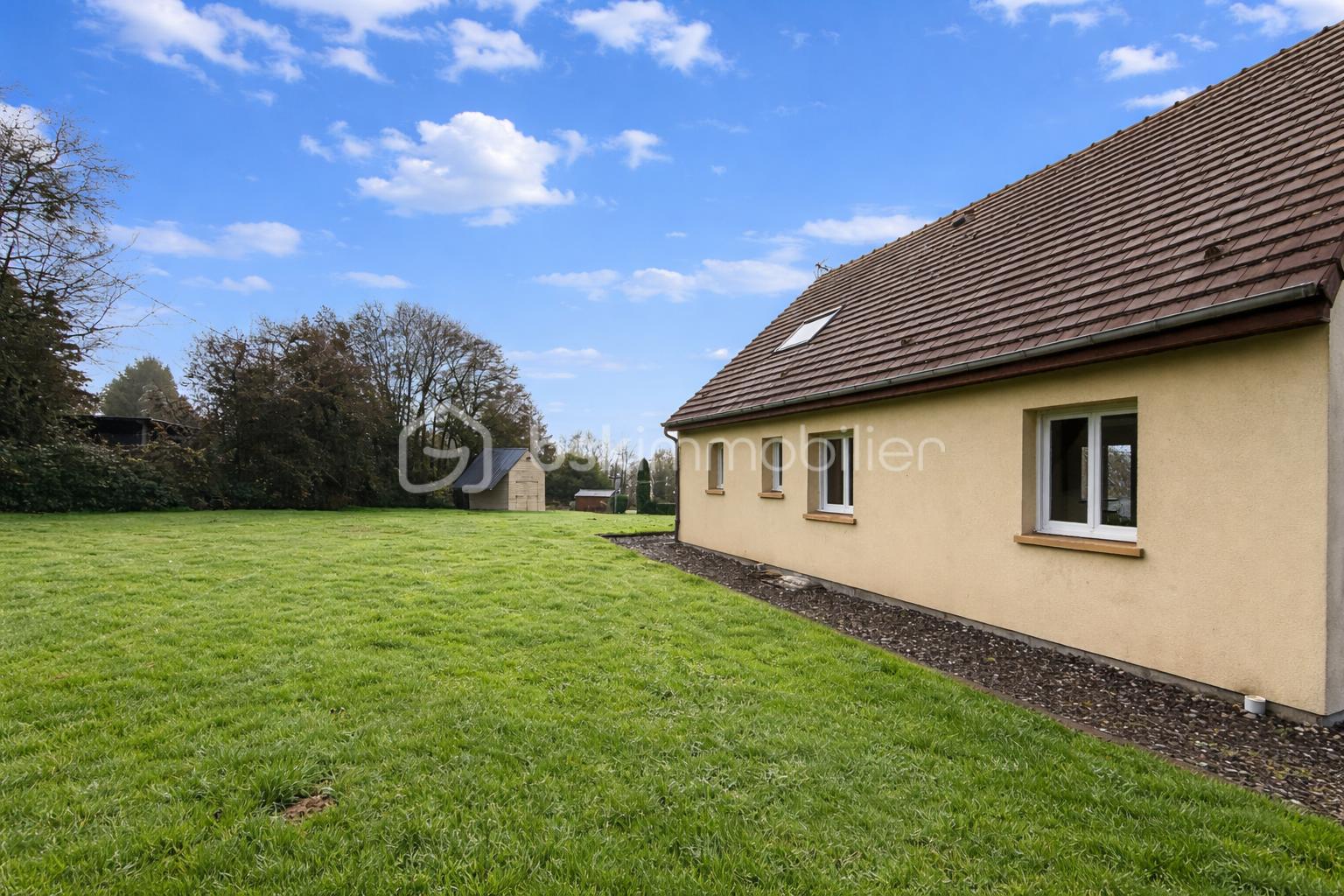 Maison de 104 m² - Maison beige sous ciel bleu.png