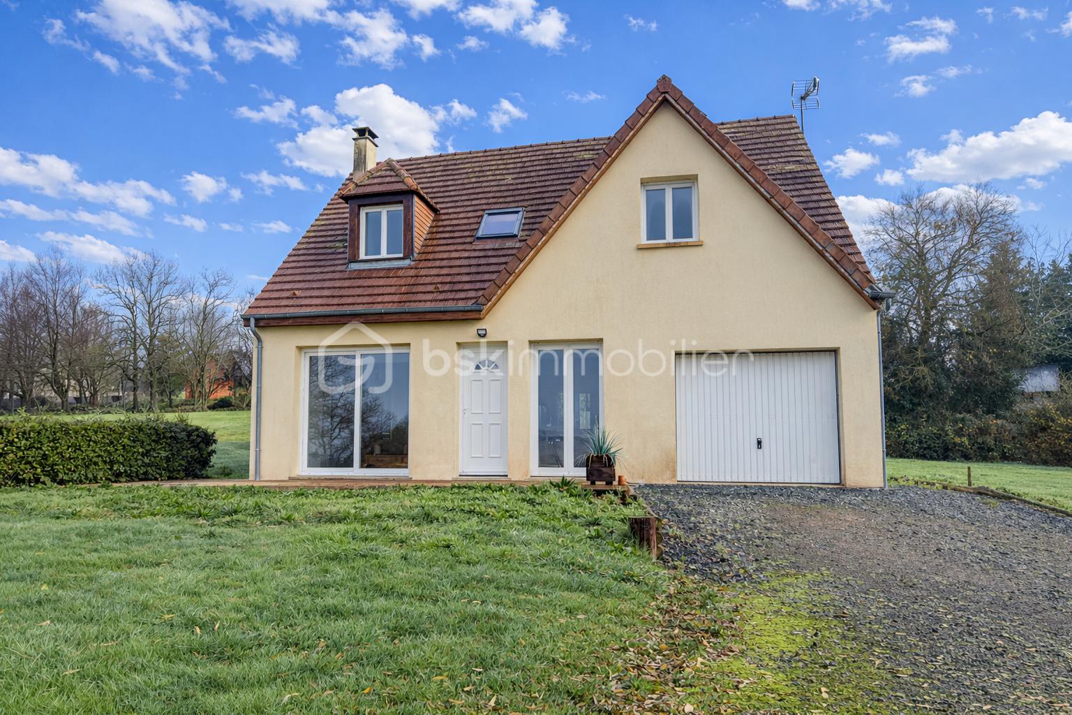 Maison de 104 m² - Maison créme avec toit rouge sous ciel bleu.png