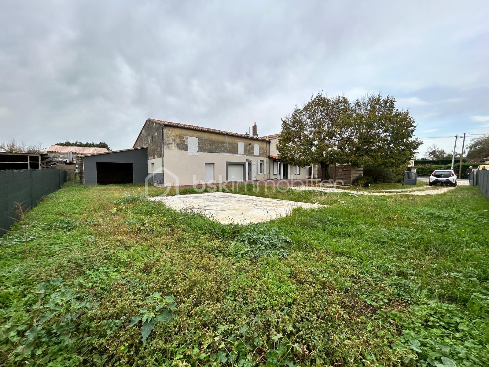 Maison en pierre de 201 m² - ext2.jpg