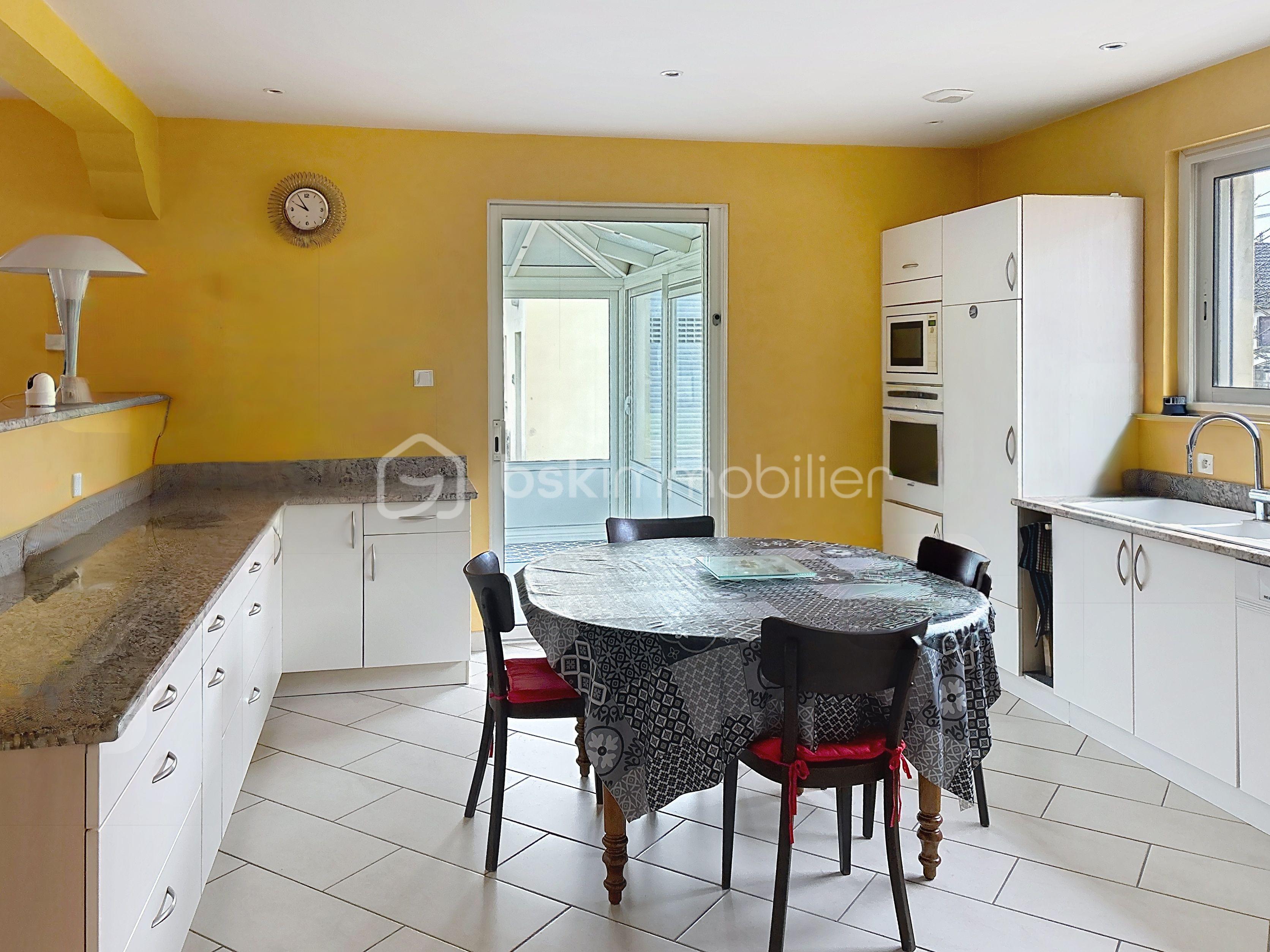 Maison d architecte de 249 m² - cuisine accès véranda.jpg