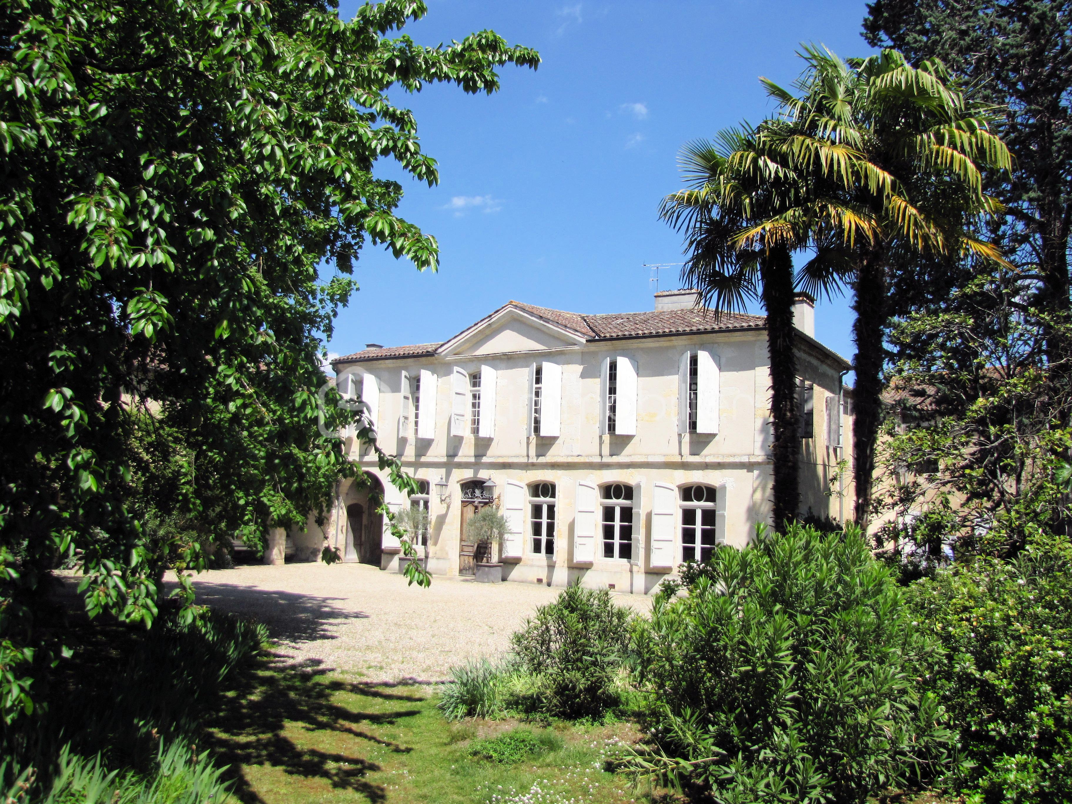 1_maison_vente_hotel_particulier_restaurant_hotel_small_world_iad_france_condom_gers_cesar_carvalho.jpg