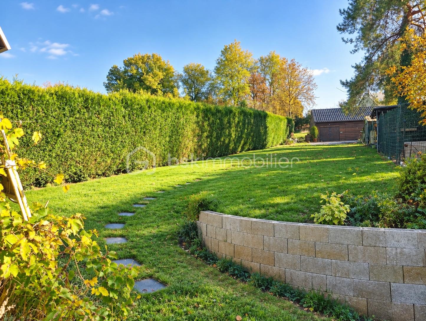 Jardin paysager avec cabanon au fond.png