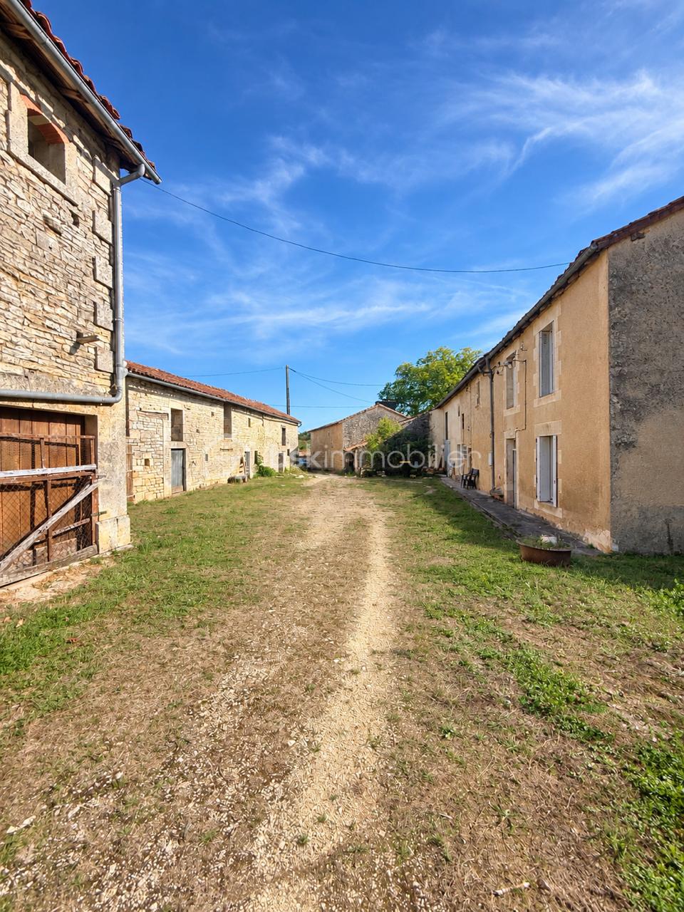 Maison 7 pièces 144 m² · à Verteuil-sur-Charente · 144 m² · 86 000 €