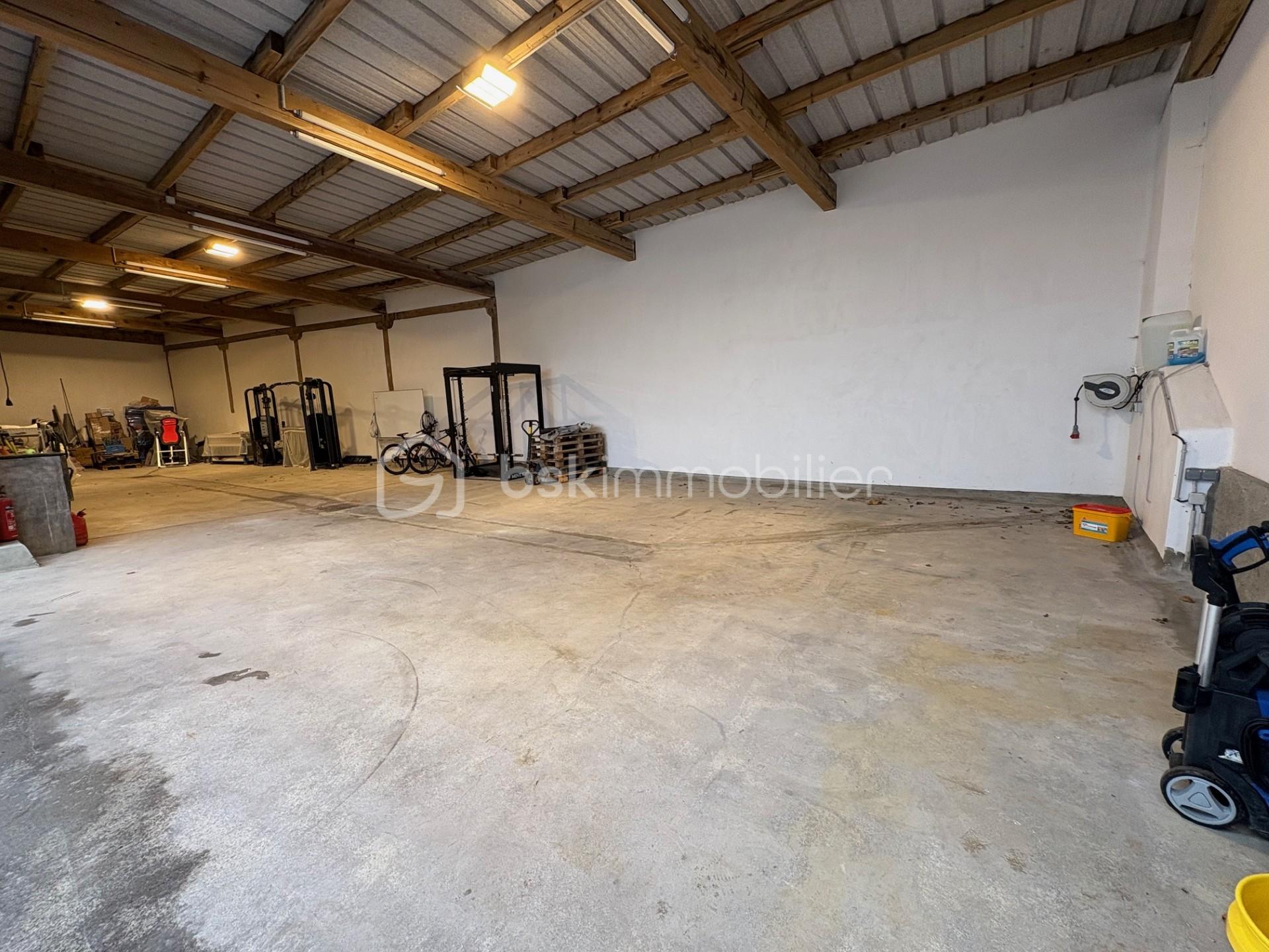 Local de stockage de 201,22 m² - thumbnail_IMG_0508.jpg