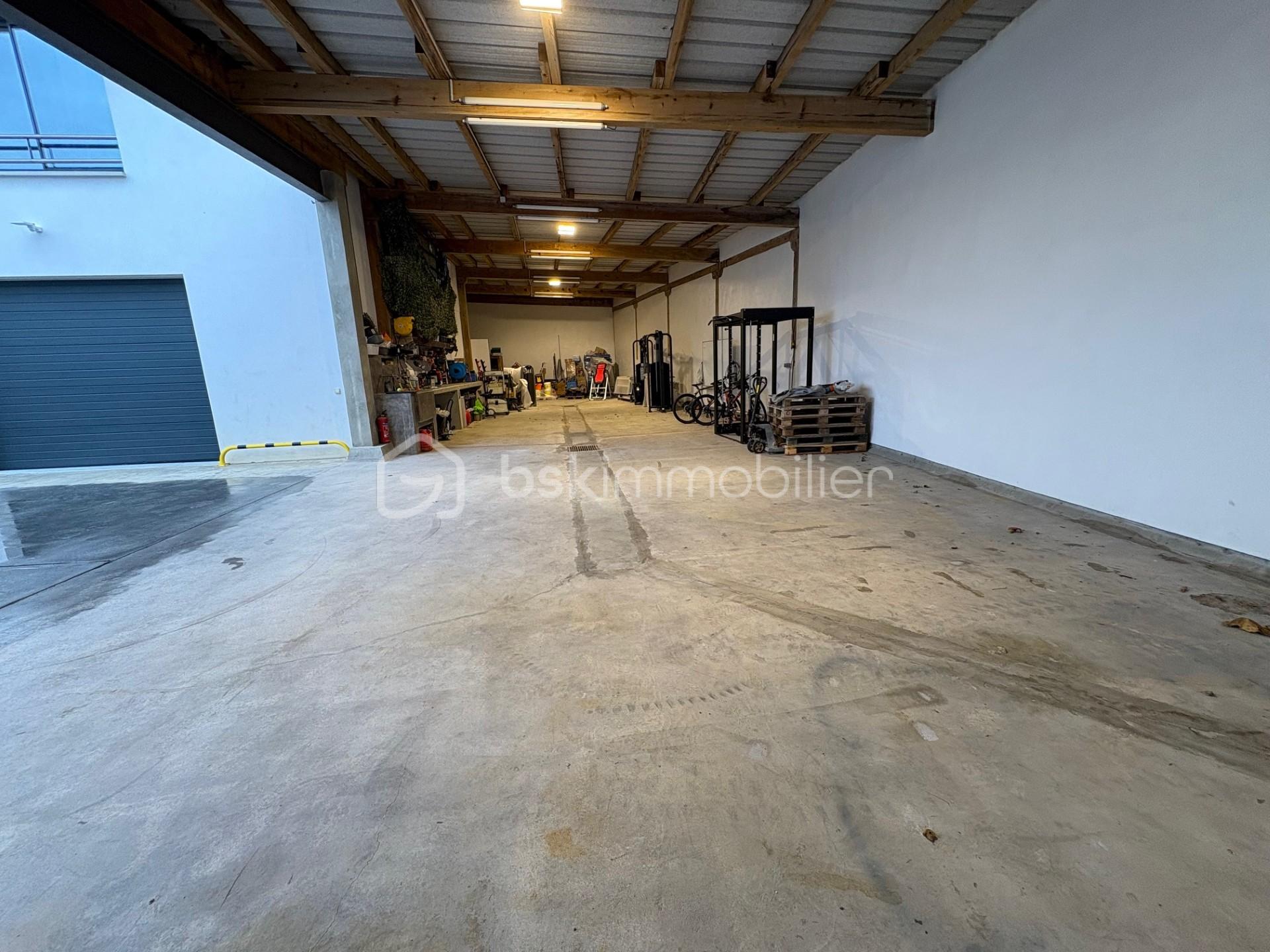 Local de stockage de 201,22 m² - thumbnail_IMG_0509.jpg