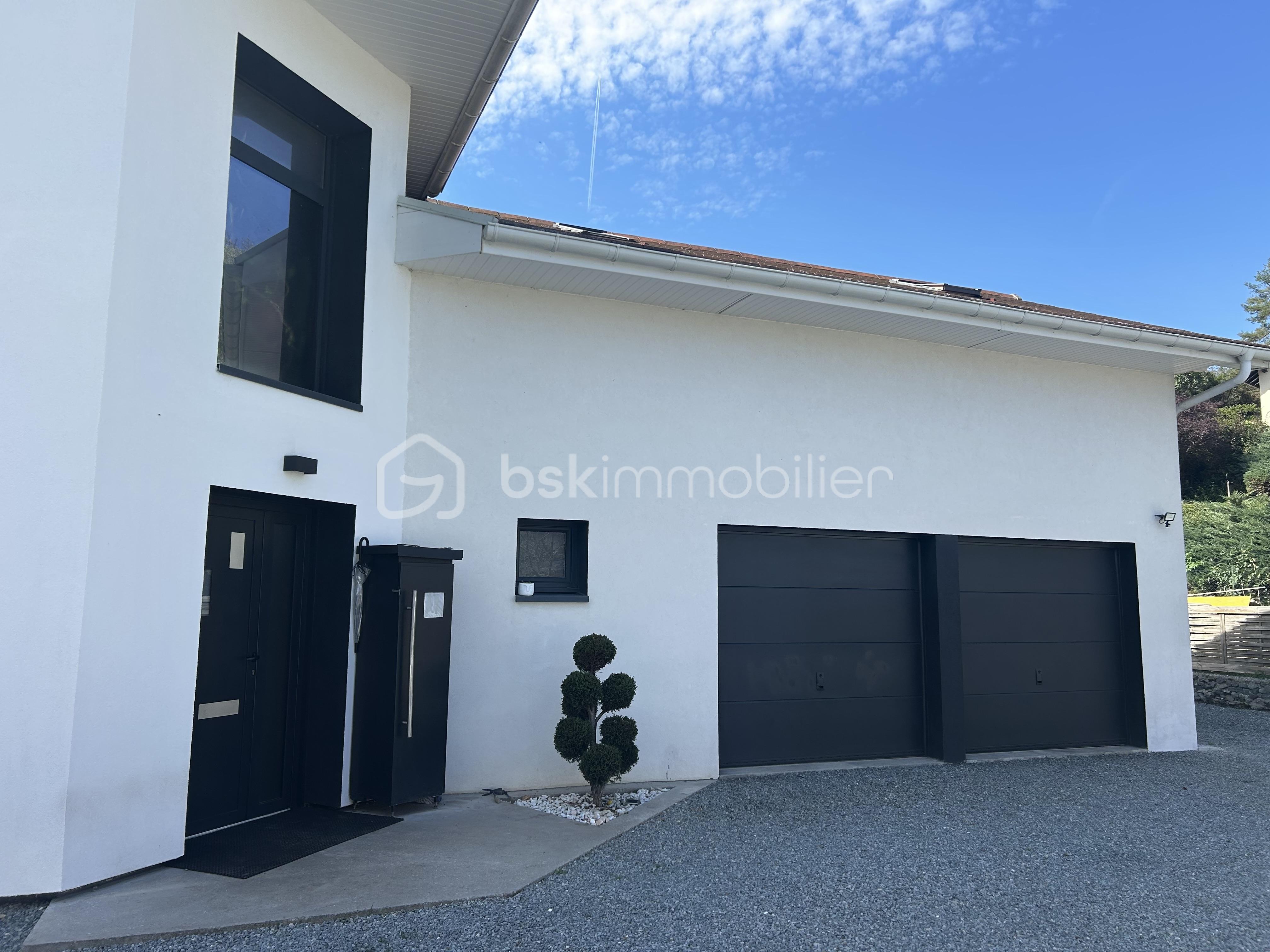 Maison de 217 m² - Maison Sillans Voie Ferrée Photo Entrée 2.jpg.jpeg