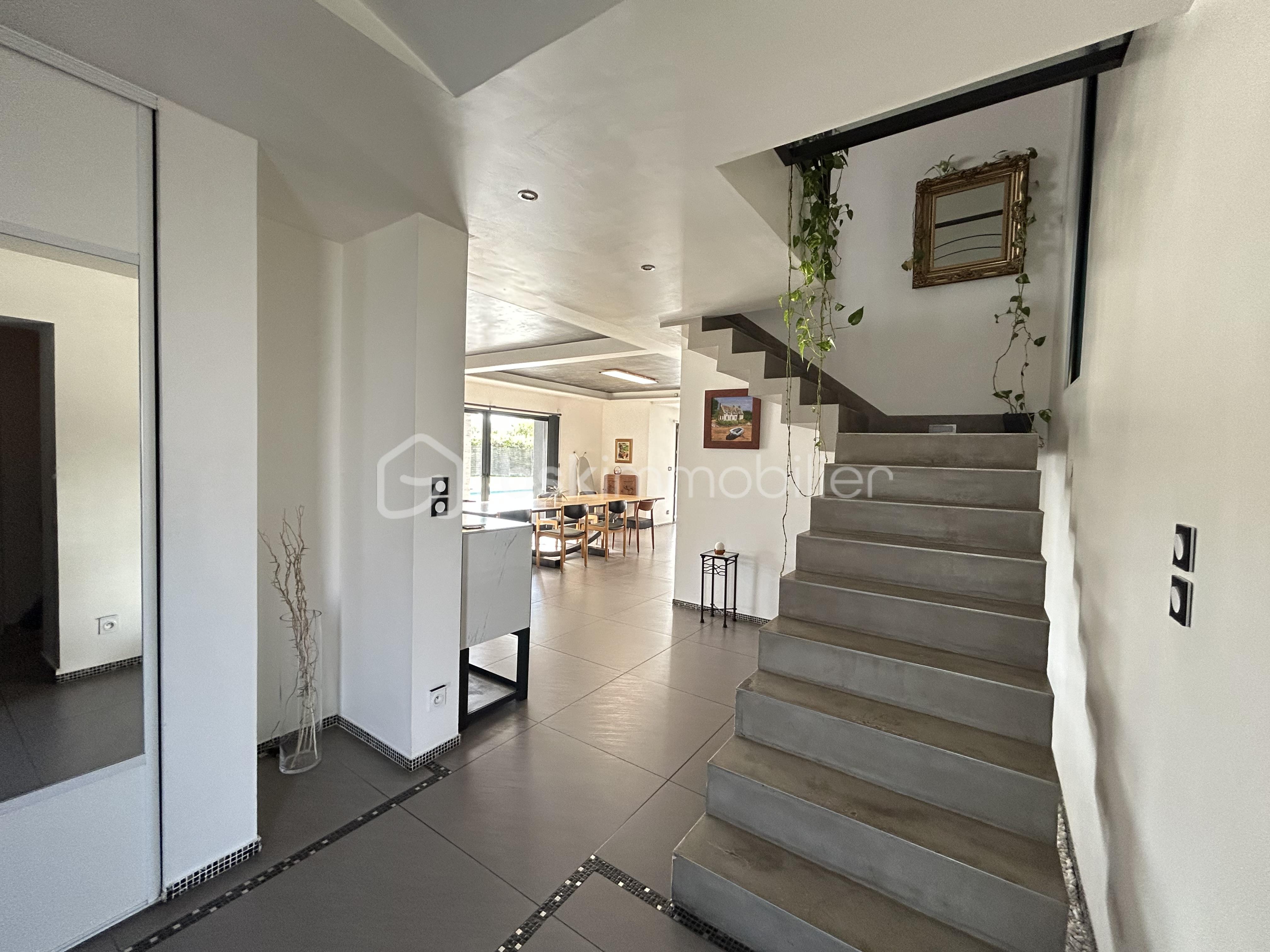 Maison de 217 m² - Maison Sillans Voie Ferrée Photo Montée escalier 1.jpeg