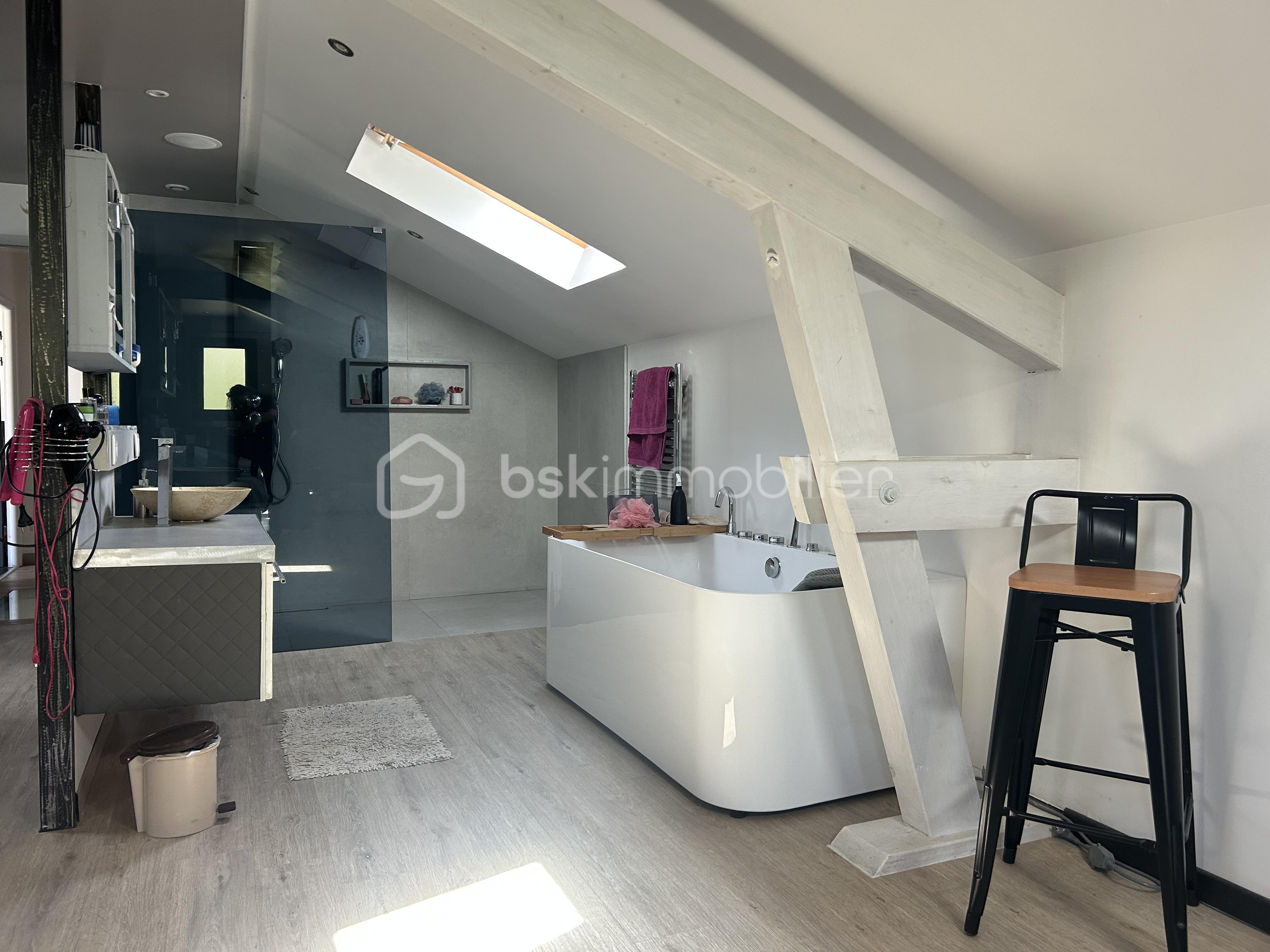 Maison de 217 m² - Maison Sillans Voie Ferrée Photo Chambre parentale SDB.jpg.jpeg