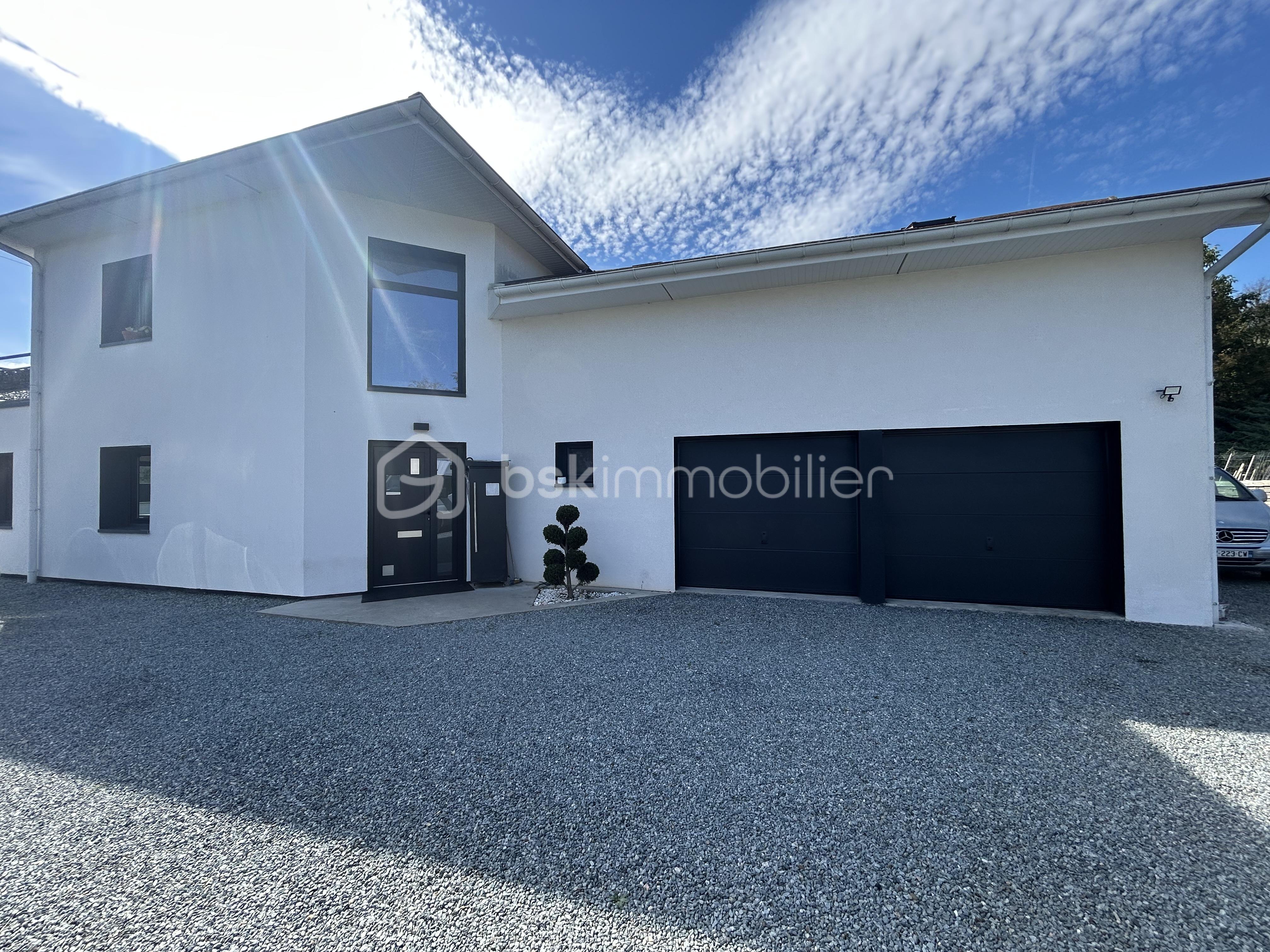 Maison de 217 m² - Maison Sillans Voie Ferrée Photo Entrée.jpg.jpeg