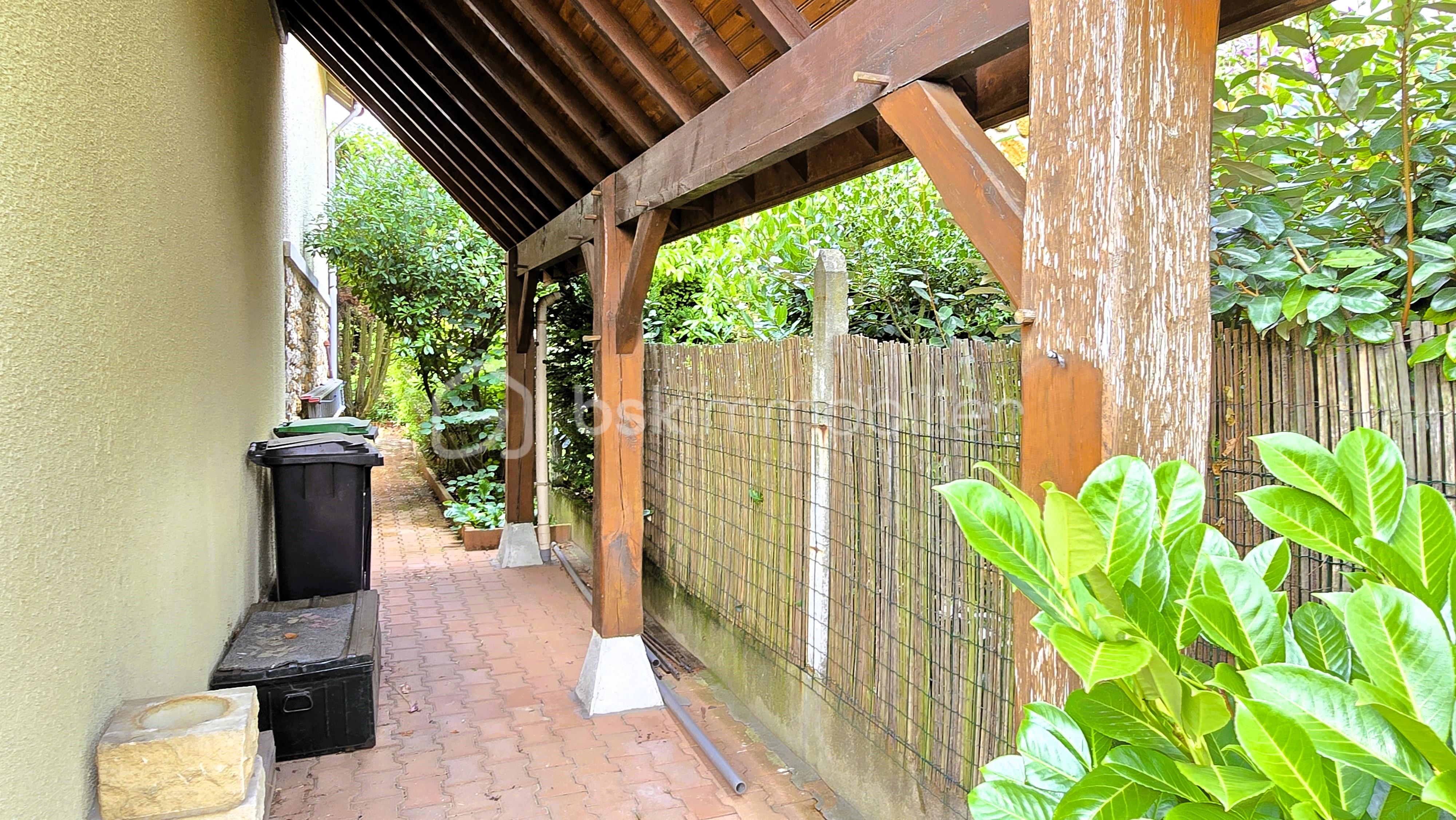 Pavillon de 110 m² - abri côté pavillon.jpg