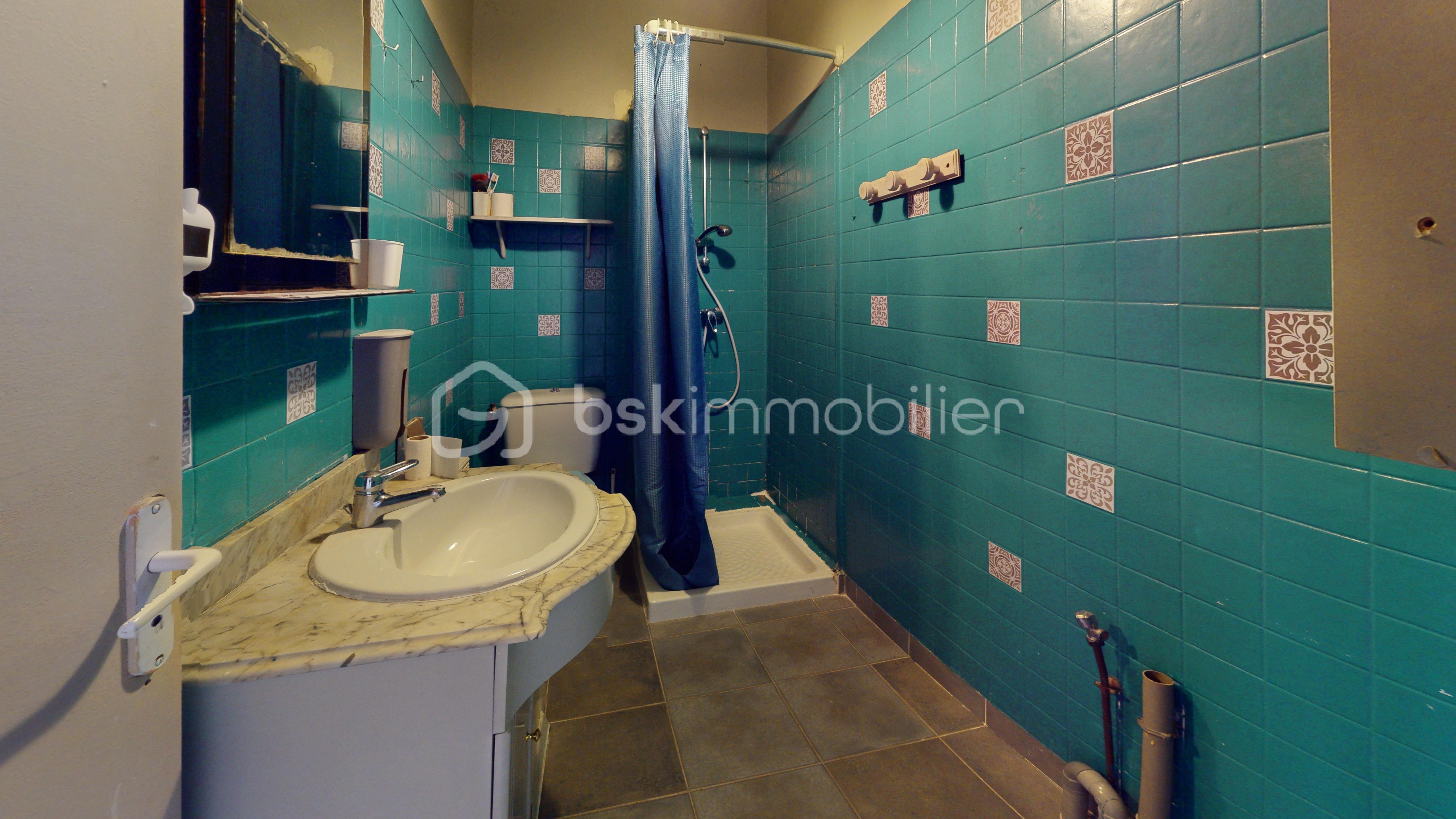 Maison-Chatillon-Coligny-Bathroom.jpg